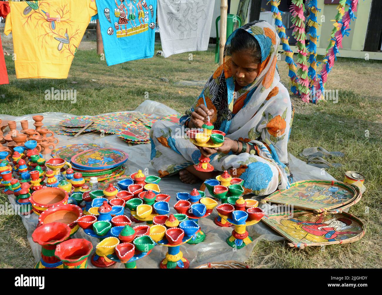 Les femmes bengali faisaient de la peinture à la main sur la vente de produits artisanaux exposés lors de la Foire de l'artisanat à Kolkata, en Inde. Banque D'Images