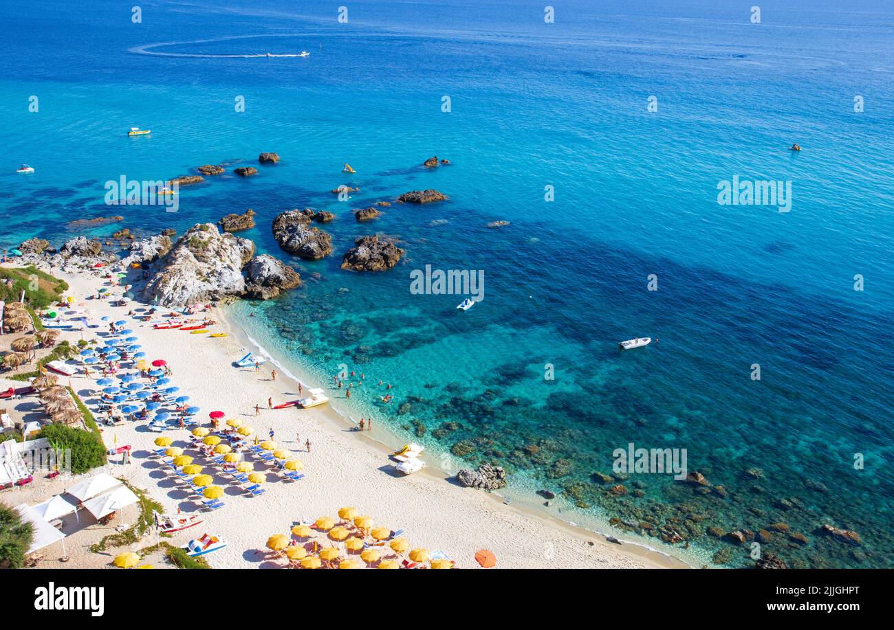 Plage de Capo Vaticano depuis la colline, Calabre, Italie Banque D'Images