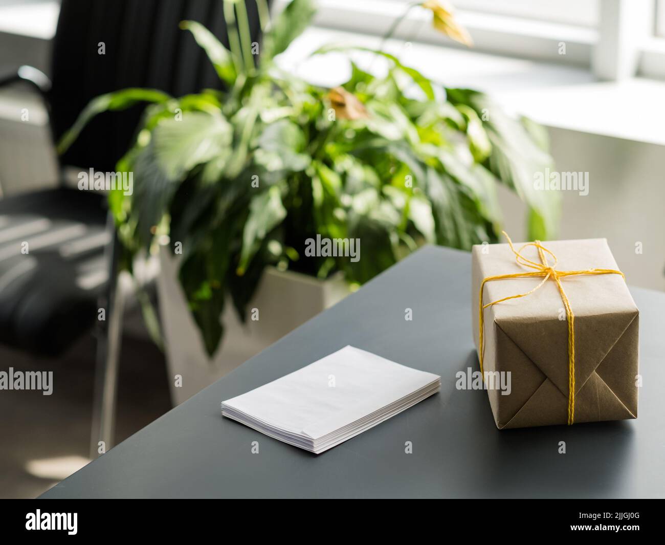 bureau de boîte cadeau emballée pour les fêtes d'anniversaire d'entreprise Banque D'Images