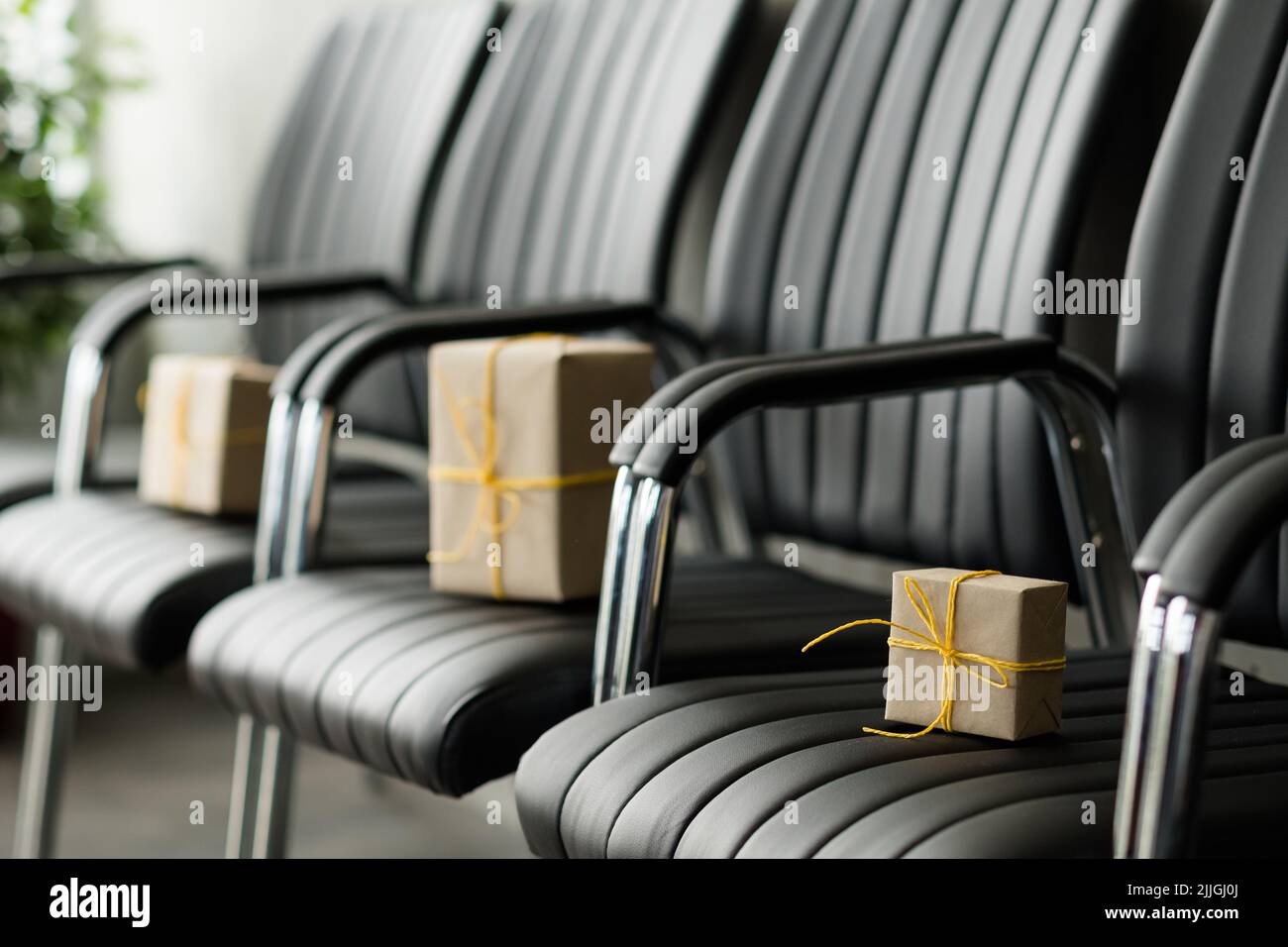 boîtes-cadeaux d'entreprise chaises de bureau Banque D'Images