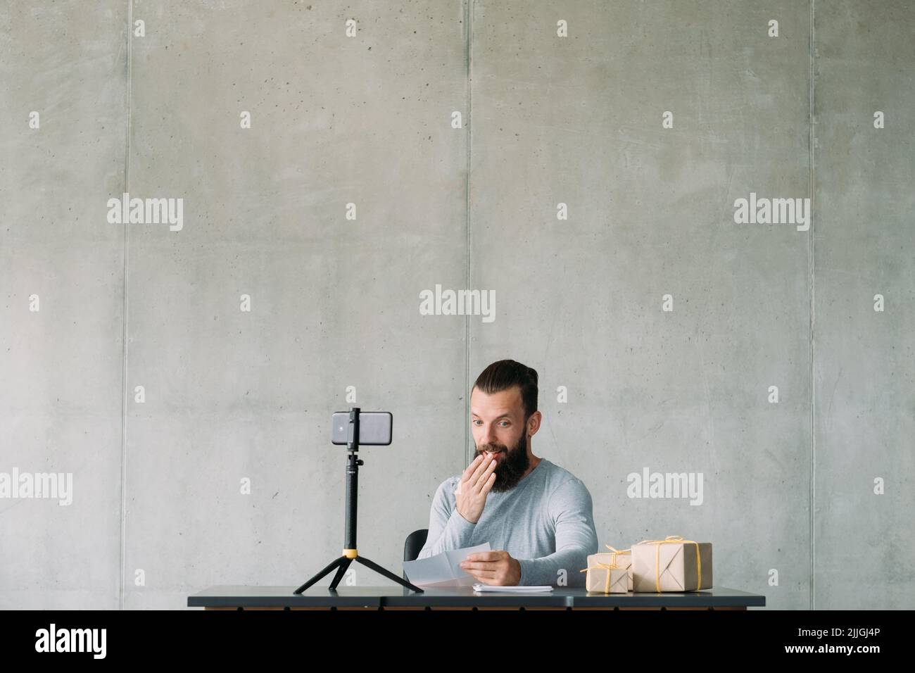 social vlog homme smartphone lettre surprise Banque D'Images
