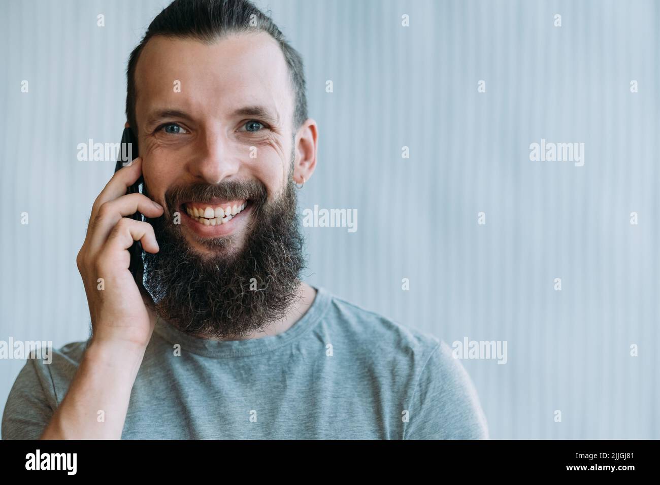 communication d'affaires barbu gars téléphone souriant Banque D'Images