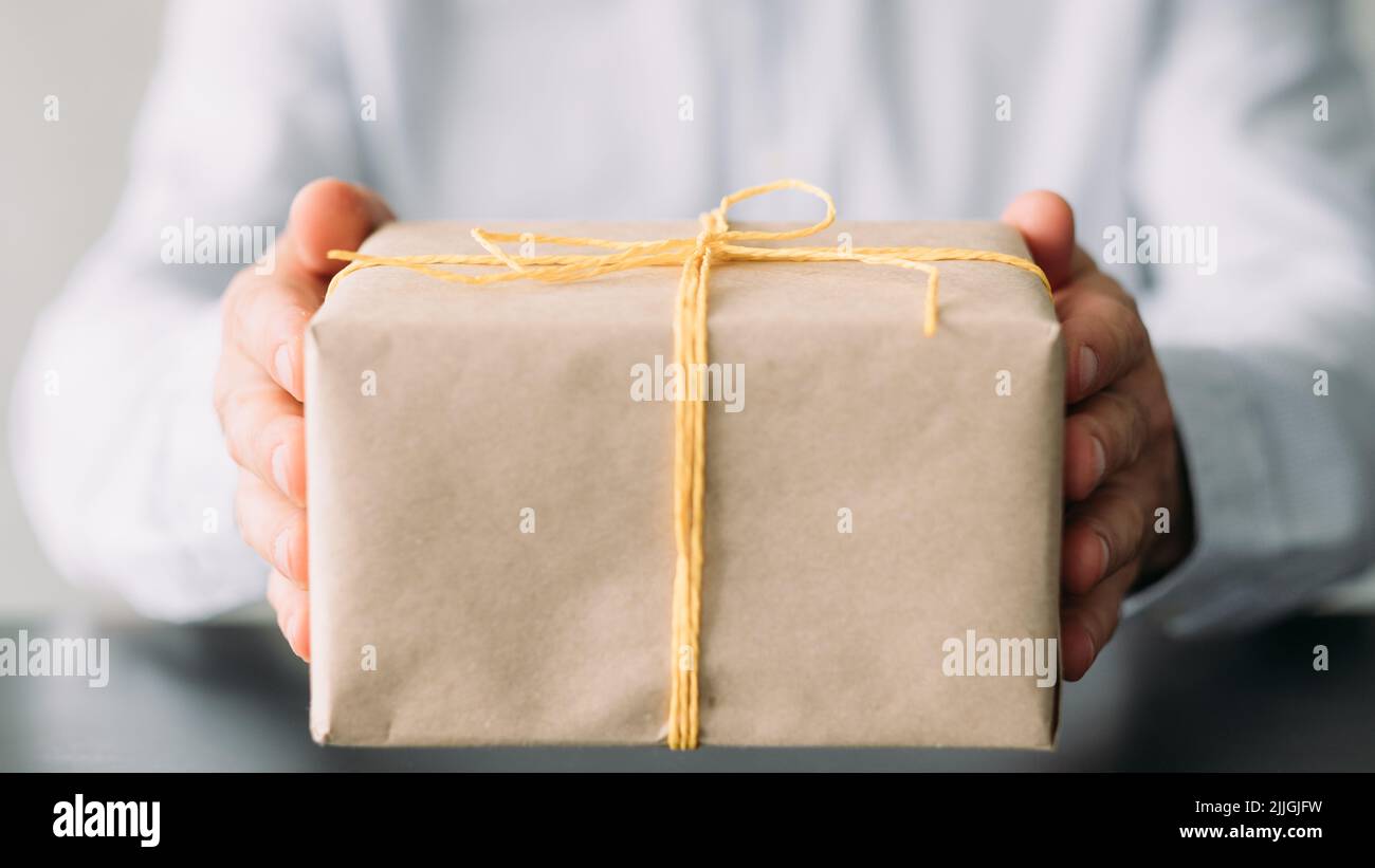 service de livraison d'encas de bureau, boîte cadeau beige Photo Stock -  Alamy