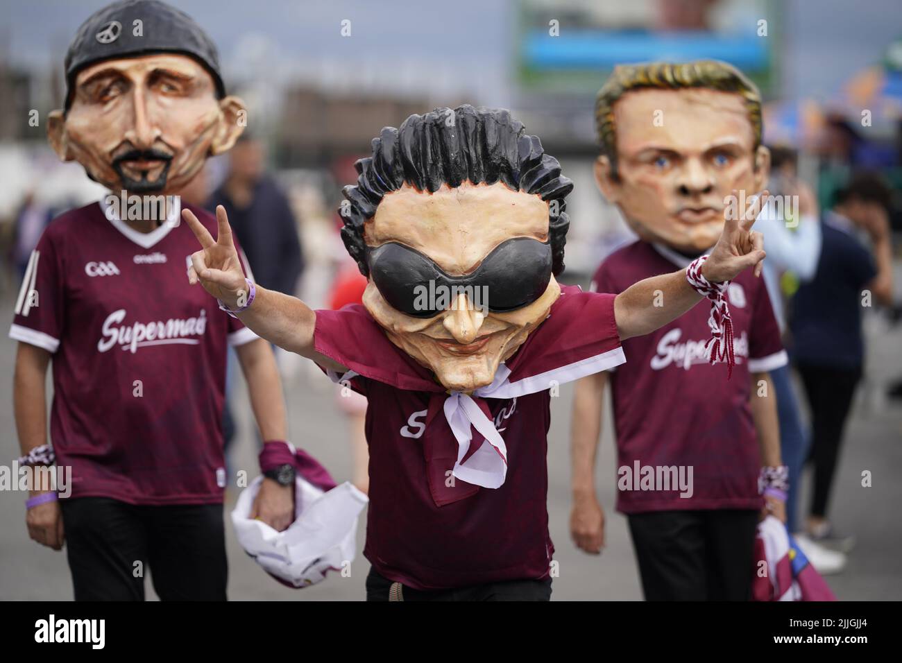 Racegoers en U2 masques pendant la deuxième journée du Galway courses Summer Festival 2022 à l'hippodrome de Galway dans le comté de Galway, en Irlande. Date de la photo: Mardi 26 juillet 2022. Banque D'Images