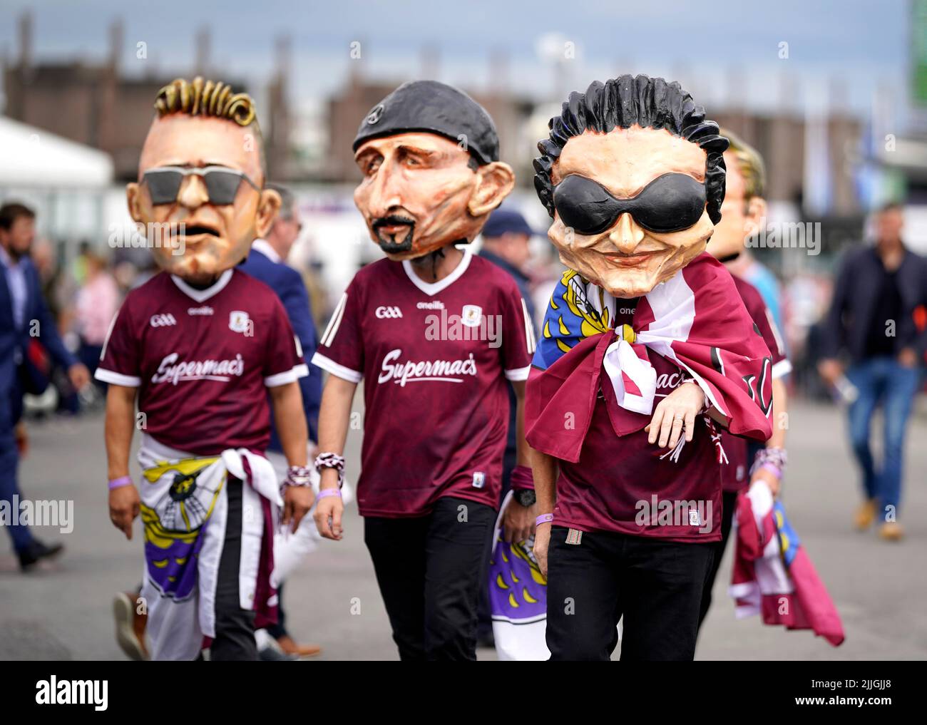 Racegoers en U2 masques pendant la deuxième journée du Galway courses Summer Festival 2022 à l'hippodrome de Galway dans le comté de Galway, en Irlande. Date de la photo: Mardi 26 juillet 2022. Banque D'Images