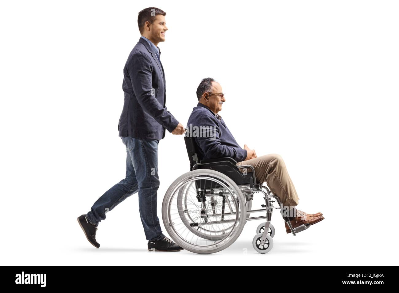 Vue en profil d'un fils marchant et poussant un homme mûr dans un fauteuil roulant isolé sur fond blanc Banque D'Images