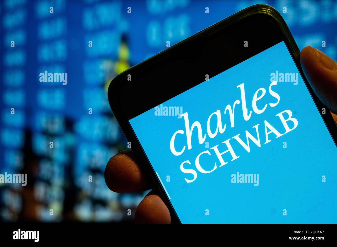 Dans cette illustration, le logo de la société multinationale américaine de services financiers Charles Schwab s'affiche sur l'écran d'un smartphone. Banque D'Images