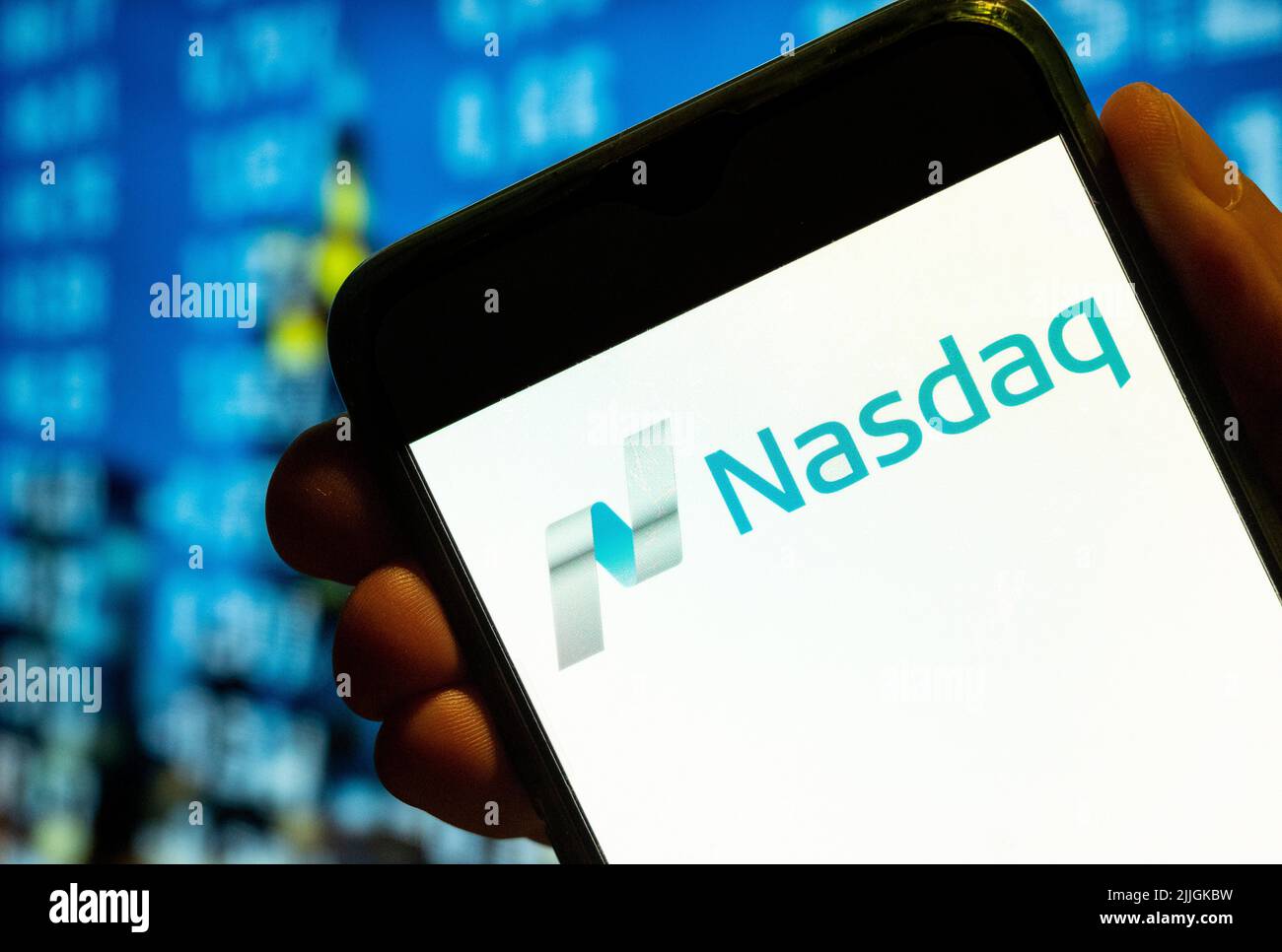 Dans cette illustration, le logo Nasdaq de l'indice boursier américain est affiché sur l'écran d'un smartphone. Banque D'Images