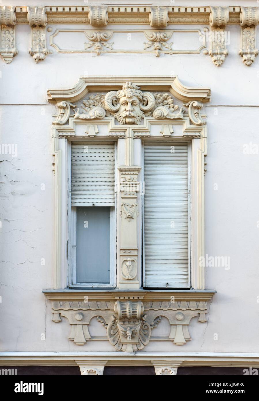 KESZTHELY, Hongrie - 12 avril 2022 : détail de la façade richement décorée d'un bâtiment historique Banque D'Images