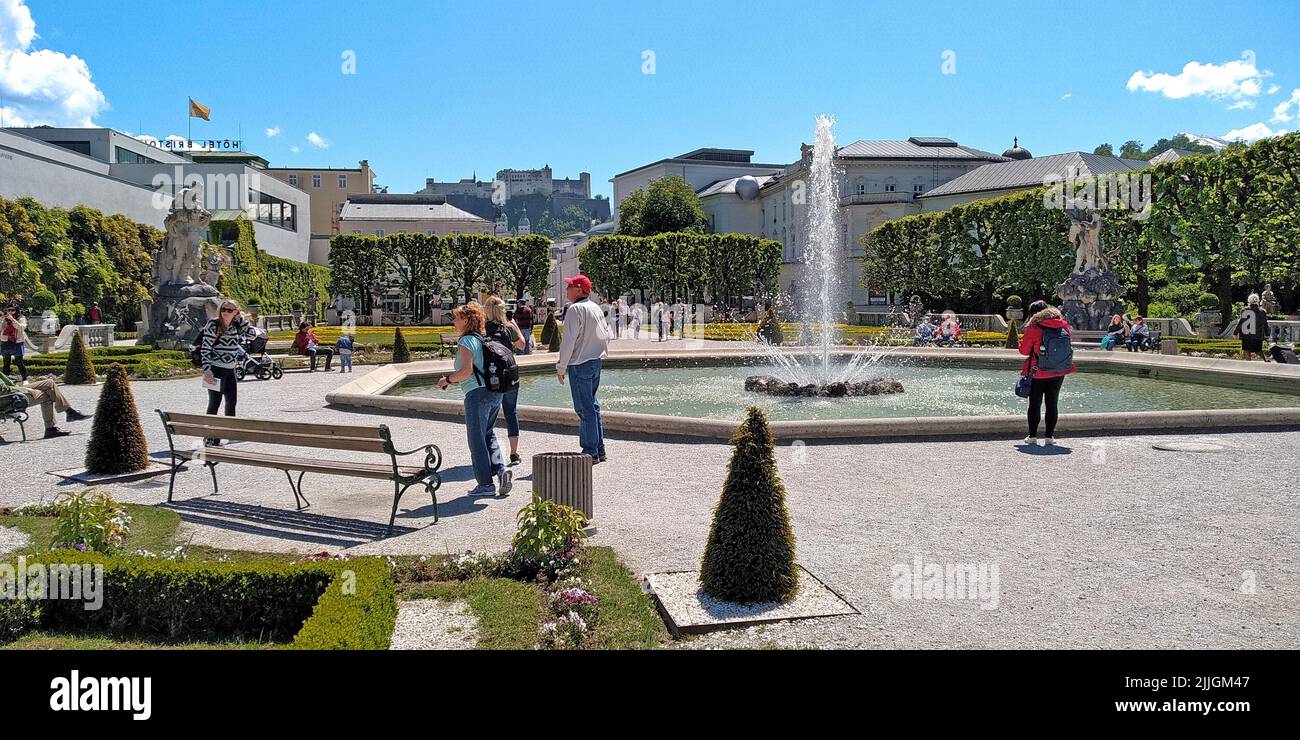 SALZBURG, AUTRICHE - 17 MAI 2019 : il s'agit d'une grande fontaine dans le parc baroque Mirabell, près du bâtiment moderne du Mozarteum. Banque D'Images