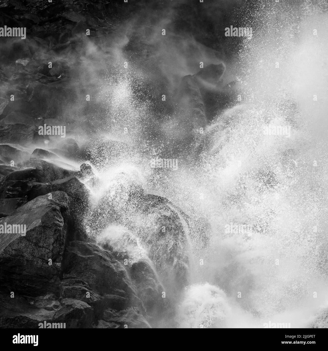 Eaux mobiles des cascades de Krimml (Krimmler Wasserfälle). Rochers et eau. Alpes autrichiennes. Europe. Beaux-arts noir et blanc. Banque D'Images