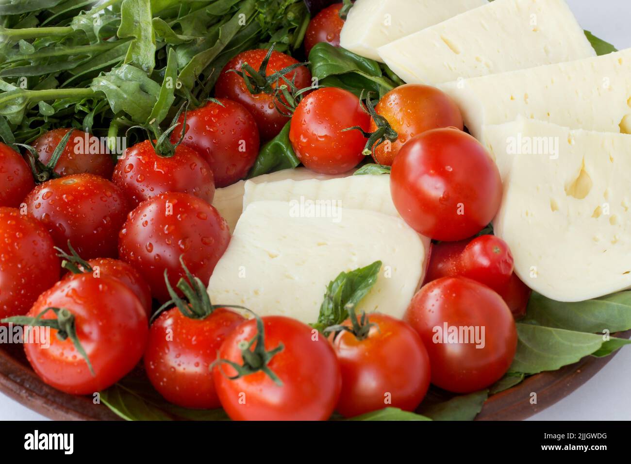 Gros plan sur le fromage Suluguni, les tomates et le ruccola Banque D'Images