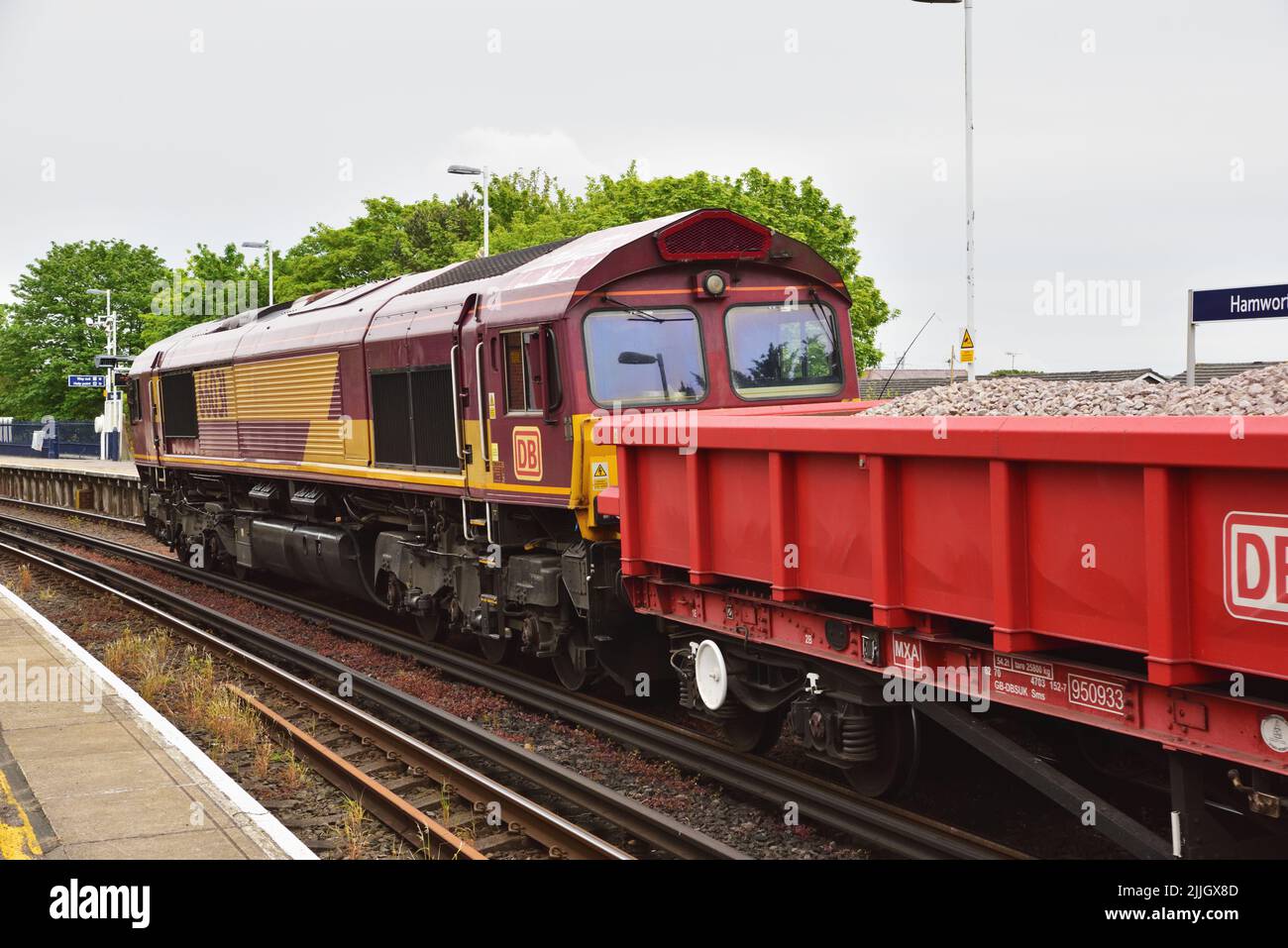 Classe 66 n° 66031 soulève l'arrière d'un train de ballast passant par la gare de Hamworthy le 12 mai 2018. Banque D'Images