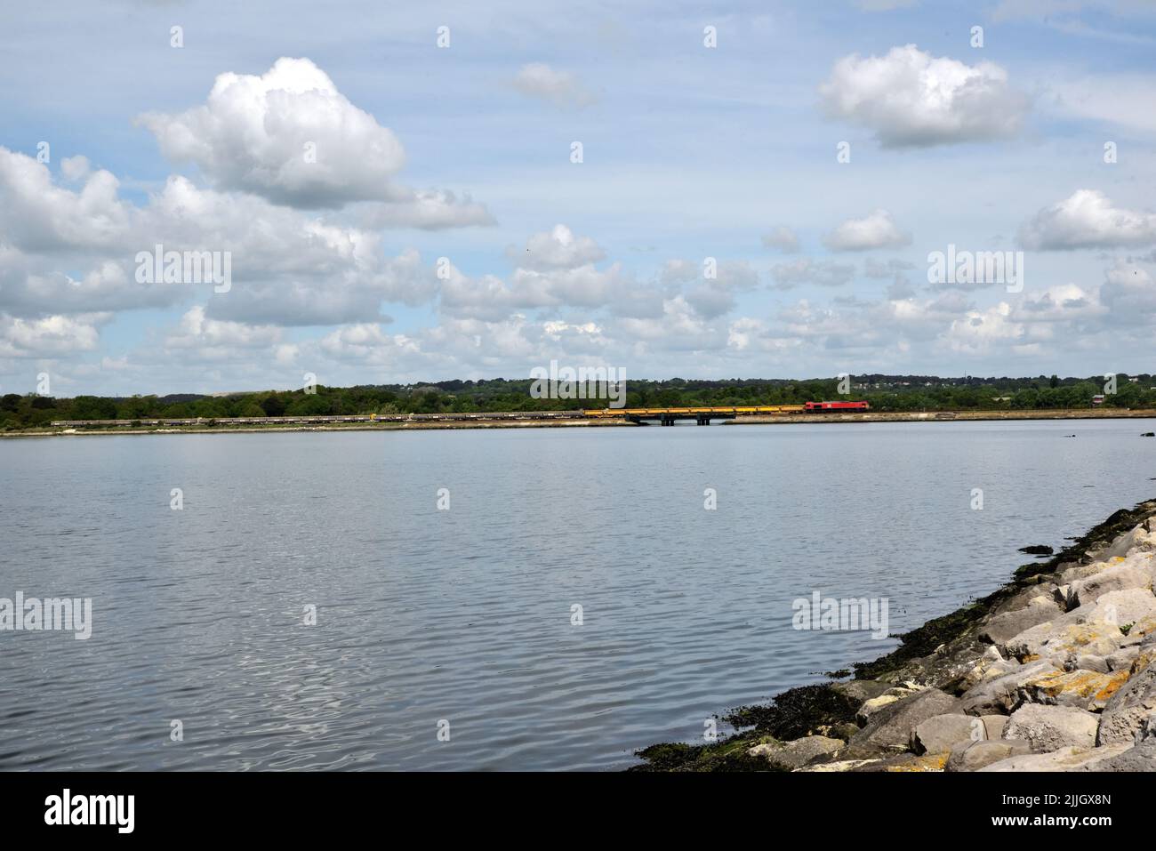 Une locomotive diesel de classe 66 transporte un train de wagons de ballast vides à travers la baie de trous, Poole, le 13 mai 2018. Banque D'Images