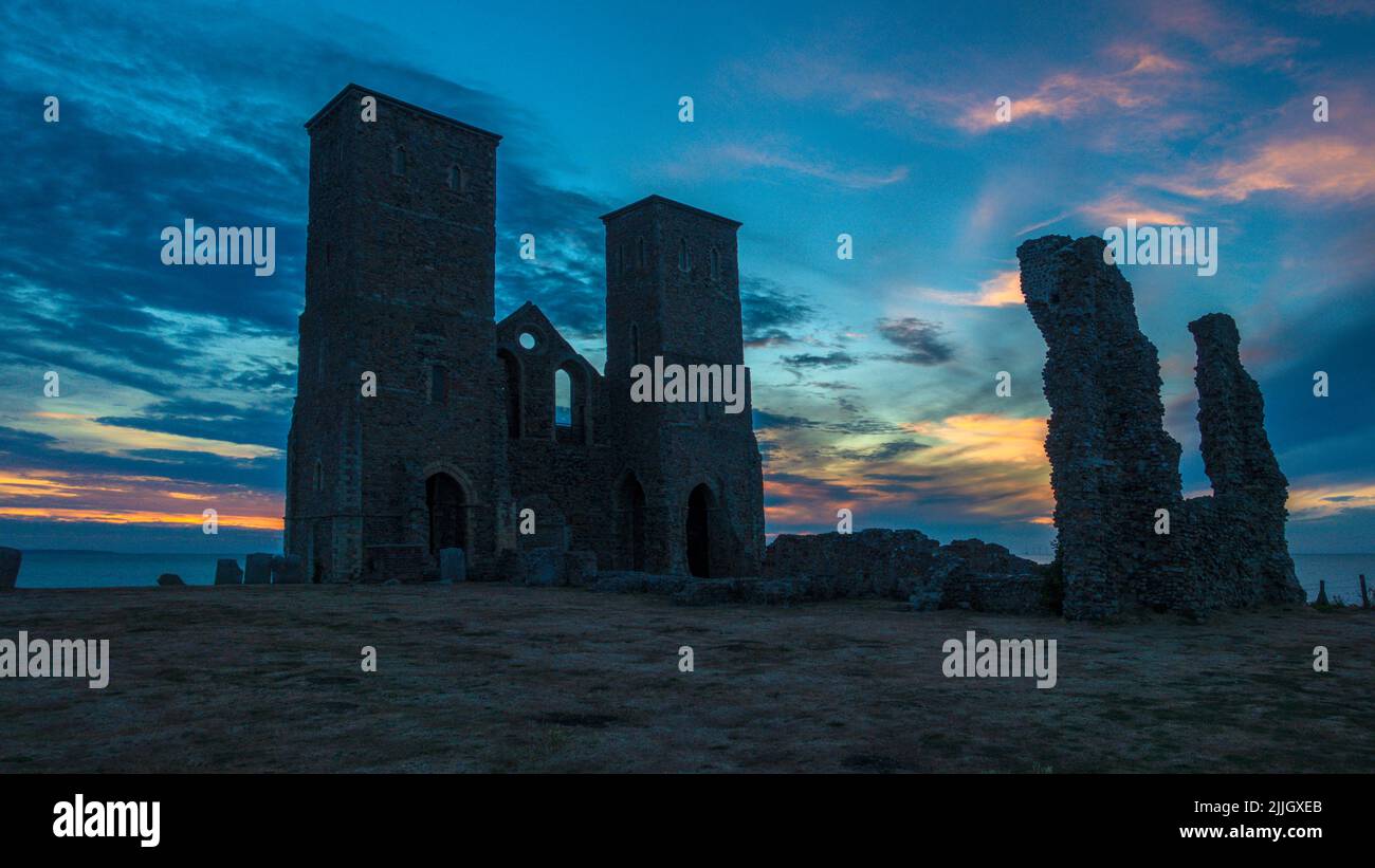 Reculver Towers,Reculver,spectaculaire,coucher de soleil,Herne Bay,Kent,Angleterre,Kent Banque D'Images