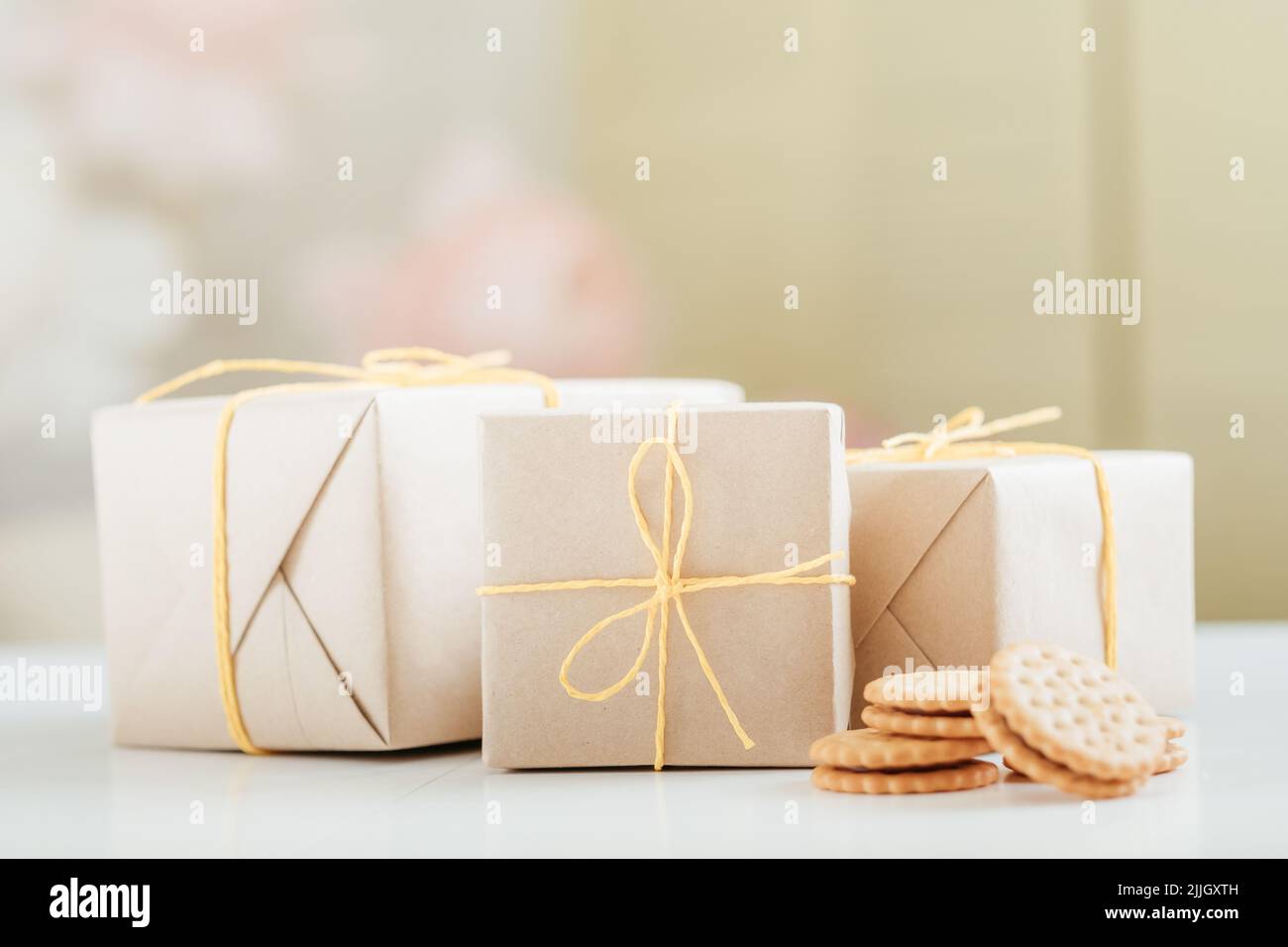 petits gâteaux faits maison boulangerie livraison boîtes-cadeaux rustiques Banque D'Images