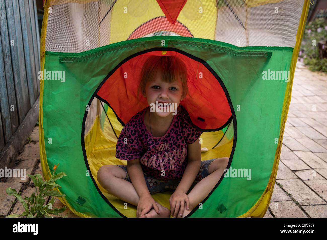 19 juillet 2022, Slovyansk, Ukraine: Lila est assise dans son jouet de train dans sa nouvelle maison à Slovyansk, Donbass, car elle et d'autres vivent maintenant sans approvisionnement en électricité, en eau et en gaz, et leur ancienne maison a été détruite par l'offensive russe. Bien que l'avance russe se rapproche de plus en plus, certains des citoyens de Slovyansk ont décidé, pour diverses raisons, de rester à la traîne. Slovyansk avec une population de 106 972 (2021 est.), est maintenant une ville stratégique principale dans la région de Donetsk, comme la ville a été continuellement bombardée par des artilleries et des missiles russes, depuis le début de la guerre Banque D'Images