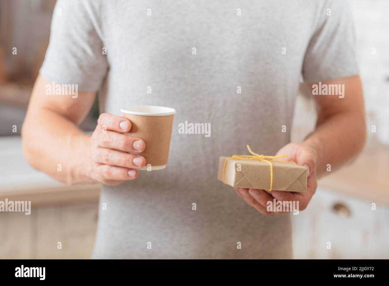surprise du matin homme tasse café cadeau emballé Banque D'Images