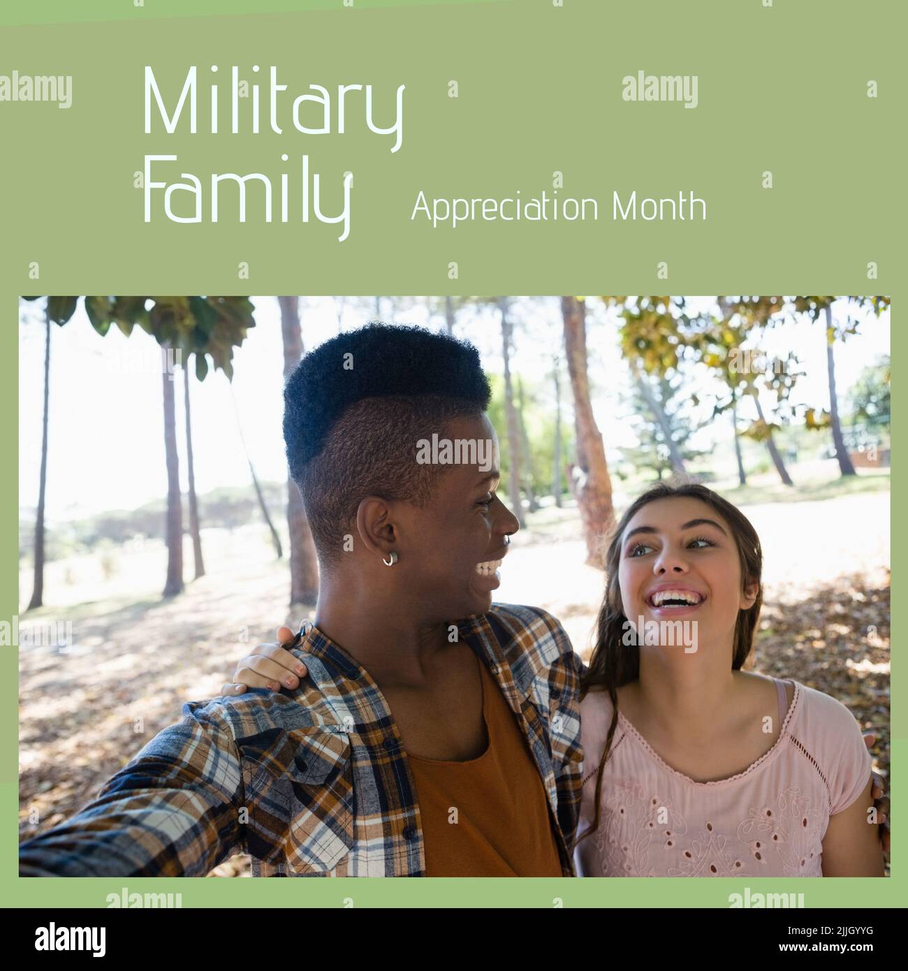 Image du mois de l'appréciation de la famille militaire sur divers amis féminins et masculins prenant le selfie Banque D'Images