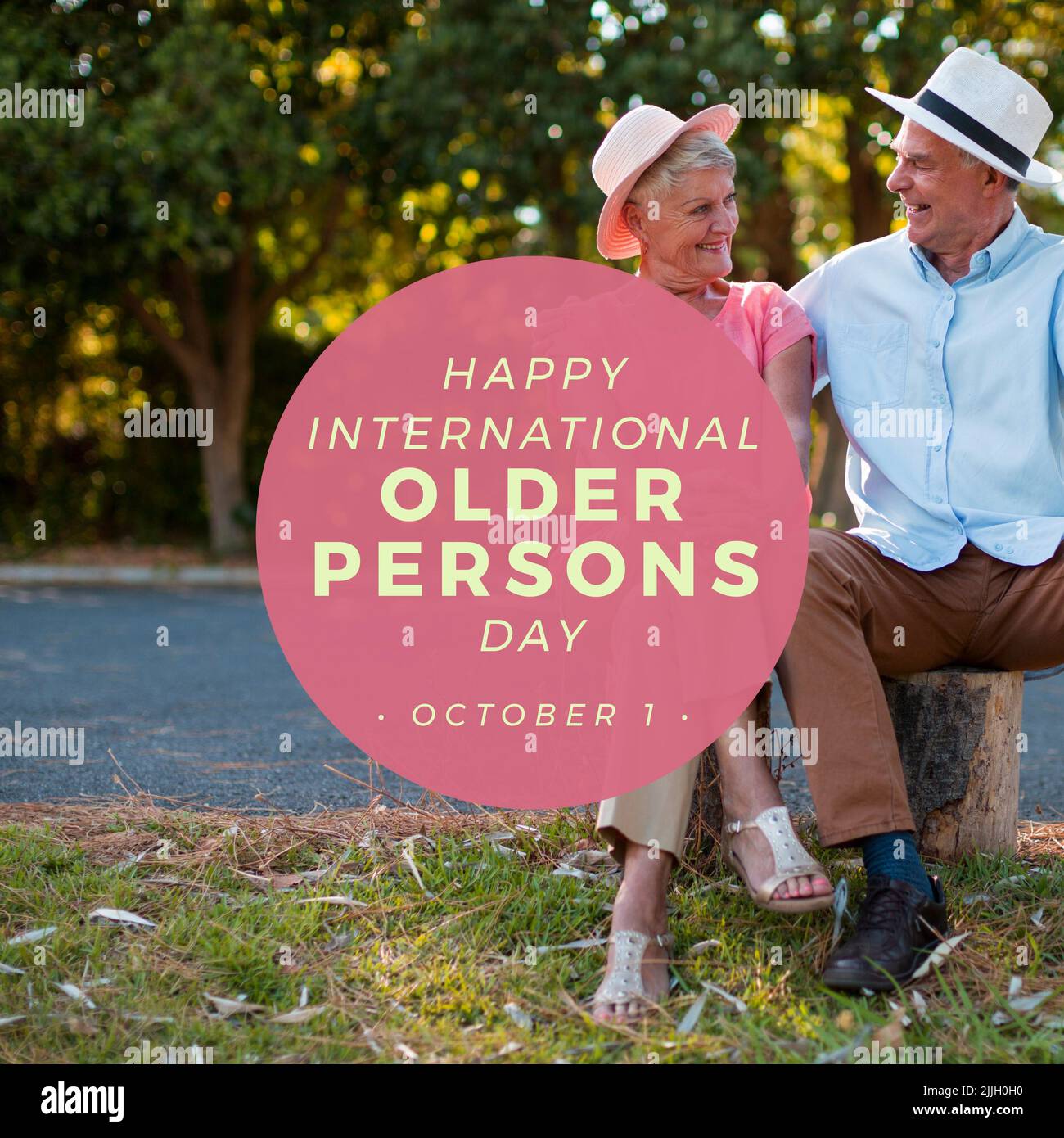Image d'une journée internationale heureuse de personnes âgées au-dessus du couple âgé caucasien heureux Banque D'Images