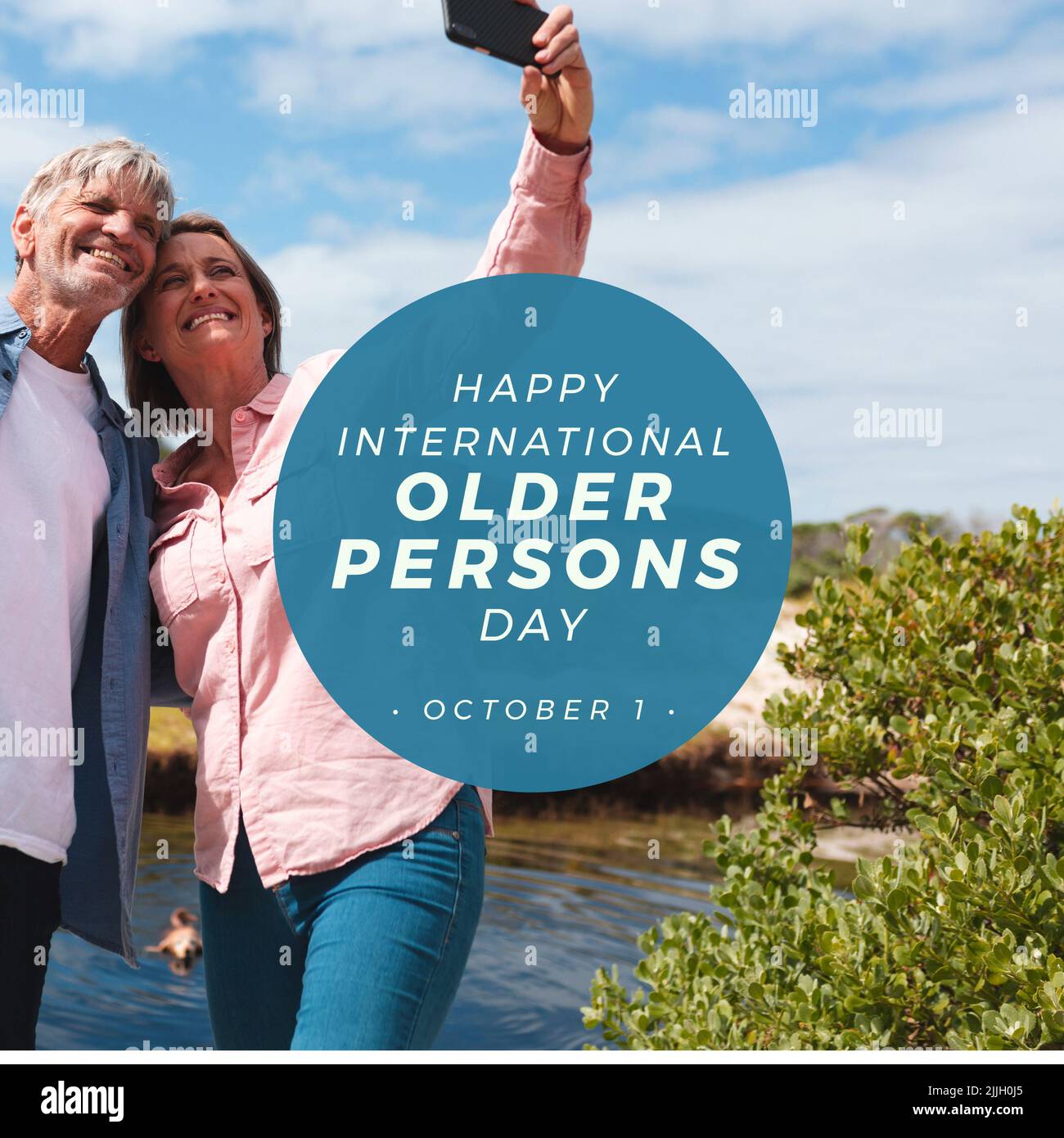 Image d'une journée internationale heureuse de personnes âgées au-dessus du couple âgé caucasien heureux Banque D'Images