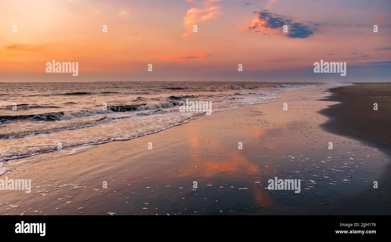 Coucher de soleil coloré sur la plage, Mer du Nord, plat de boue Banque D'Images