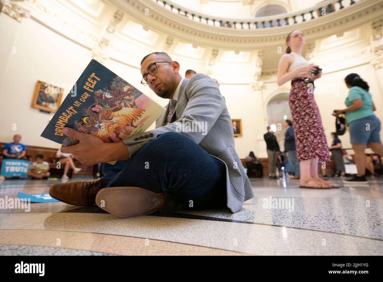 Austin Texas Etats-Unis, 26 juillet 2022: RICARDO MARTINEZ de Egalité le Texas se joint à d'autres militants protestant contre la censure des livres dans les salles de classe et les bibliothèques des écoles publiques. Les manifestants se sont assis dans la rotonde du Capitole et ont lu quelques-uns des 850 livres figurant sur la liste des titres « inconfortables » d'un législateur républicain. Crédit : Bob Daemmrich/Alay Live News Banque D'Images