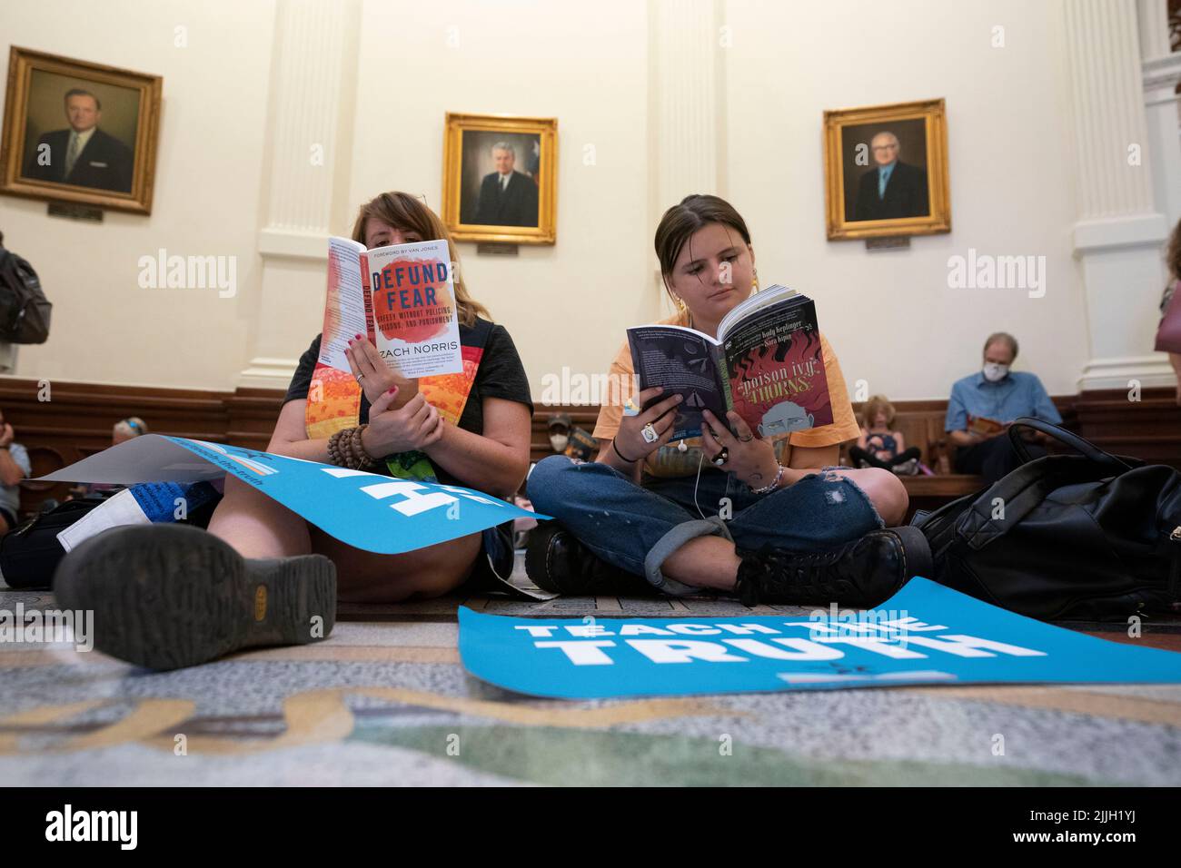 Texas Etats-Unis, 26 juillet 2022: Le Rév. ERIN WALTERS, l, et la fille AVE CURRY se joignent à d'autres militants protestant contre la censure des livres dans les salles de classe et les bibliothèques des écoles publiques. Les manifestants se sont assis dans la rotonde du Capitole et ont lu quelques-uns des 850 livres figurant sur la liste des titres « inconfortables » d'un législateur républicain. Crédit : Bob Daemmrich/Alay Live News Banque D'Images