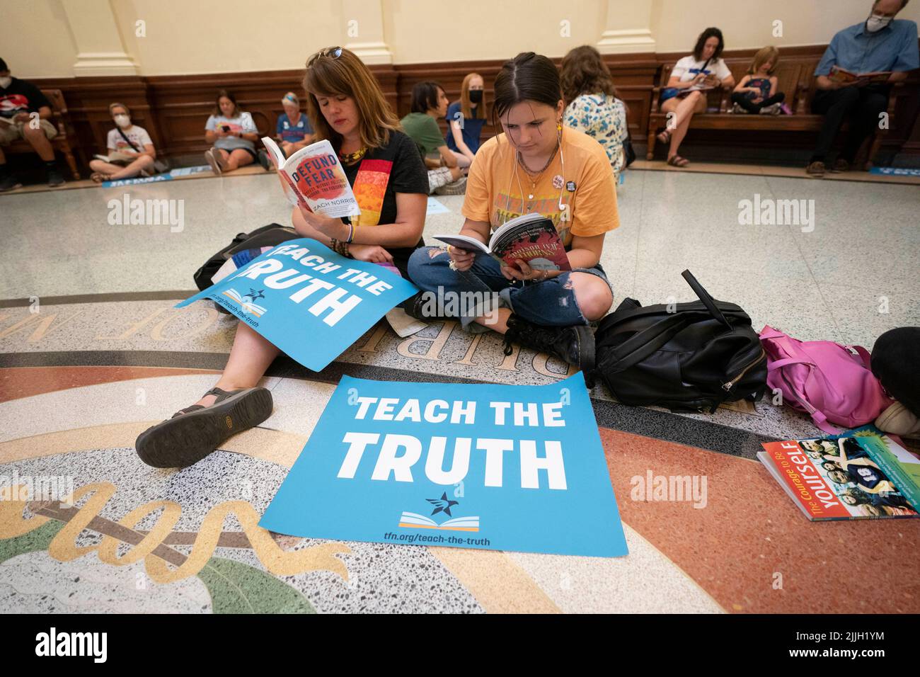 Texas Etats-Unis, 26 juillet 2022: Le Rév. ERIN WALTERS, l, et la fille AVE CURRY se joignent à d'autres militants protestant contre la censure des livres dans les salles de classe et les bibliothèques des écoles publiques. Les manifestants se sont assis dans la rotonde du Capitole et ont lu quelques-uns des 850 livres figurant sur la liste des titres « inconfortables » d'un législateur républicain. Crédit : Bob Daemmrich/Alay Live News Banque D'Images
