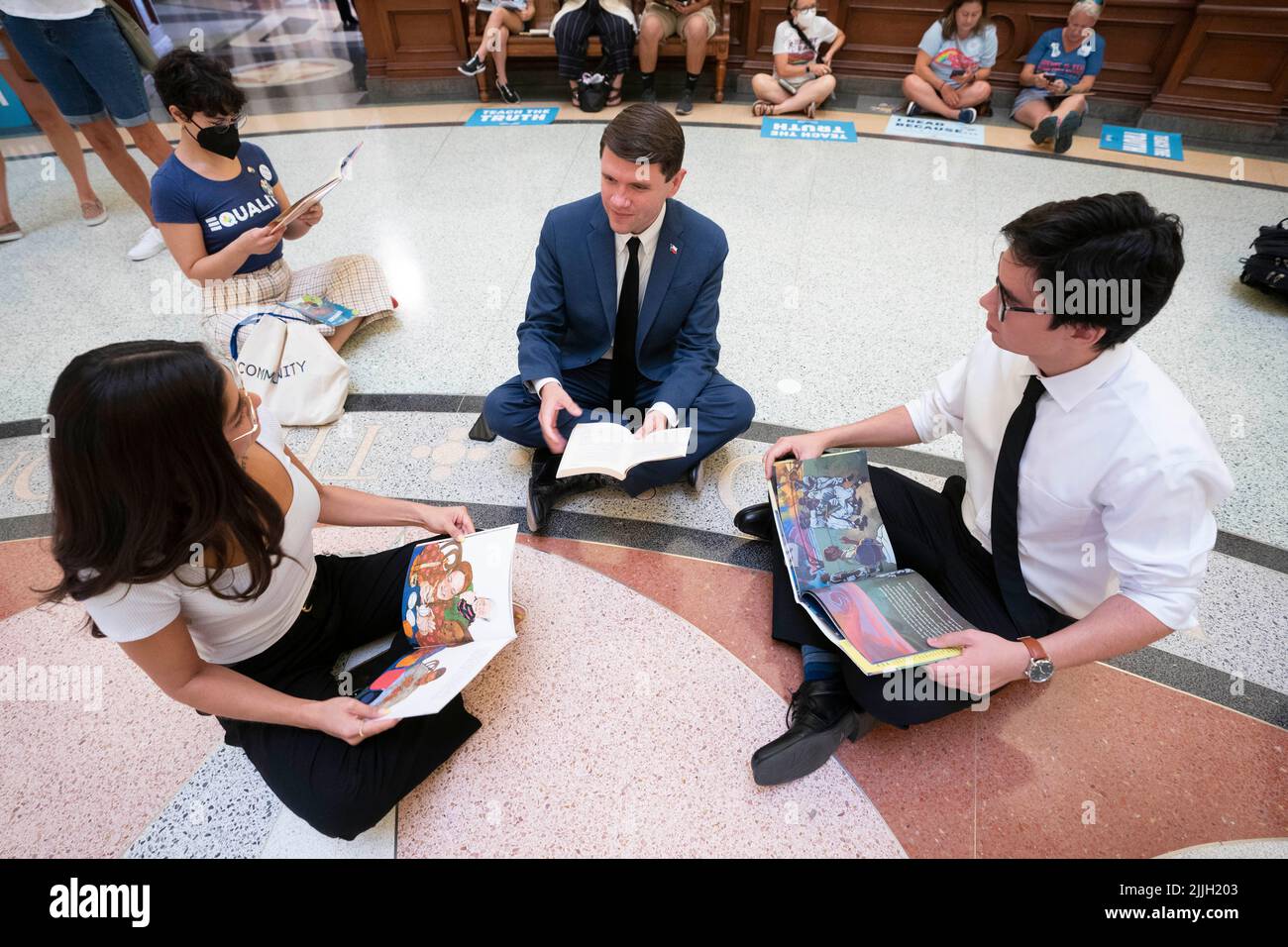 Austin Texas États-Unis, 26 juillet 2022: Le représentant de l'État JAMES TALARICO (c) rejoint BRIANNA MENARD, l, et ANTONIO ESPARZA, r, et d'autres militants protestant contre la censure des livres dans les classes et les bibliothèques publiques d'école. Les manifestants se sont assis dans la rotonde du Capitole et ont lu quelques-uns des 850 livres figurant sur la liste des titres « inconfortables » d'un législateur républicain. Crédit : Bob Daemmrich/Alay Live News Banque D'Images