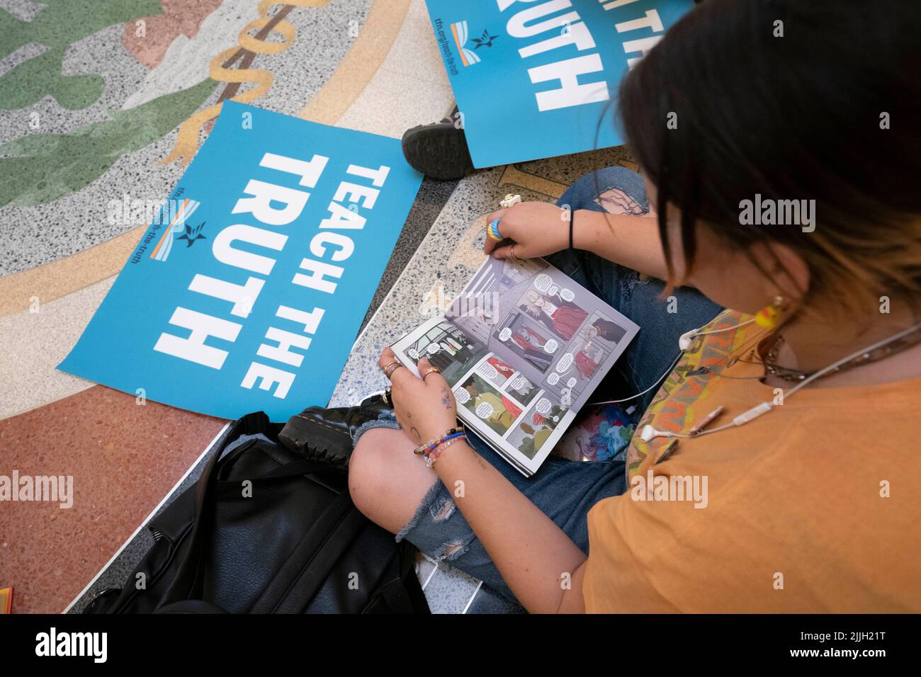 Austin Texas Etats-Unis, 26 juillet 2022: Un militant protestant contre la censure des livres dans les classes et les bibliothèques des écoles publiques rejoint d'autres manifestants assis dans la rotonde du Capitole et lisant certains des 850 livres inscrits sur la liste des titres « inconfortables » d'un législateur républicain. Crédit : Bob Daemmrich/Alay Live News Banque D'Images