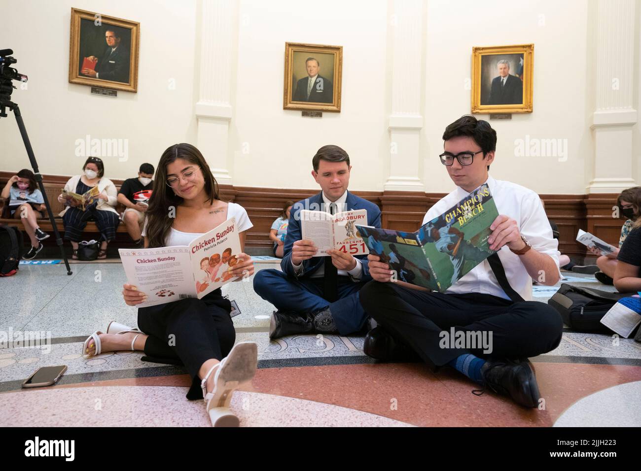 Austin Texas États-Unis, 26 juillet 2022: Le représentant de l'État JAMES TALARICO (c) rejoint BRIANNA MENARD, l, et ANTONIO ESPARZA, r, et d'autres militants protestant contre la censure des livres dans les classes et les bibliothèques publiques d'école. Les manifestants se sont assis dans la rotonde du Capitole et ont lu quelques-uns des 850 livres figurant sur la liste des titres « inconfortables » d'un législateur républicain. Crédit : Bob Daemmrich/Alay Live News Banque D'Images