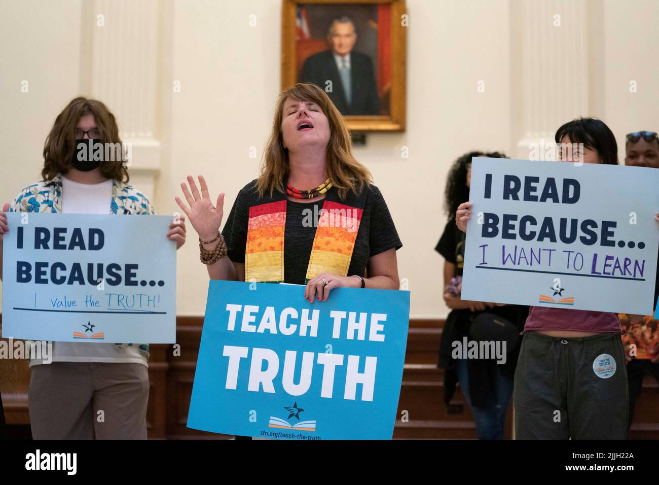 Austin Texas Etats-Unis, 26 juillet 2022: Le révérend ERIN WALTERS (au centre) du ministère de l'Eglise unitaire dirige le chant alors qu'elle se joint à d'autres activistes protestant contre la censure des livres dans les salles de classe et les bibliothèques des écoles publiques. Les manifestants se sont assis dans la rotonde du Capitole et ont lu quelques-uns des 850 livres figurant sur la liste des titres « inconfortables » d'un législateur républicain. Crédit : Bob Daemmrich/Alay Live News Banque D'Images