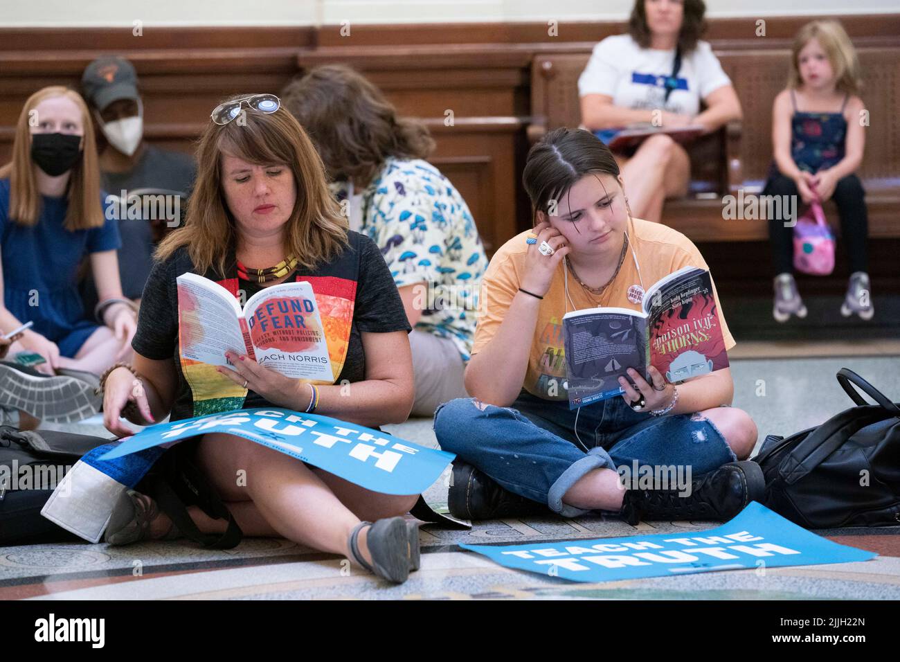 Texas Etats-Unis, 26 juillet 2022: Le Rév. ERIN WALTERS, l, et la fille AVE CURRY se joignent à d'autres militants protestant contre la censure des livres dans les salles de classe et les bibliothèques des écoles publiques. Les manifestants se sont assis dans la rotonde du Capitole et ont lu quelques-uns des 850 livres figurant sur la liste des titres « inconfortables » d'un législateur républicain. Crédit : Bob Daemmrich/Alay Live News Banque D'Images