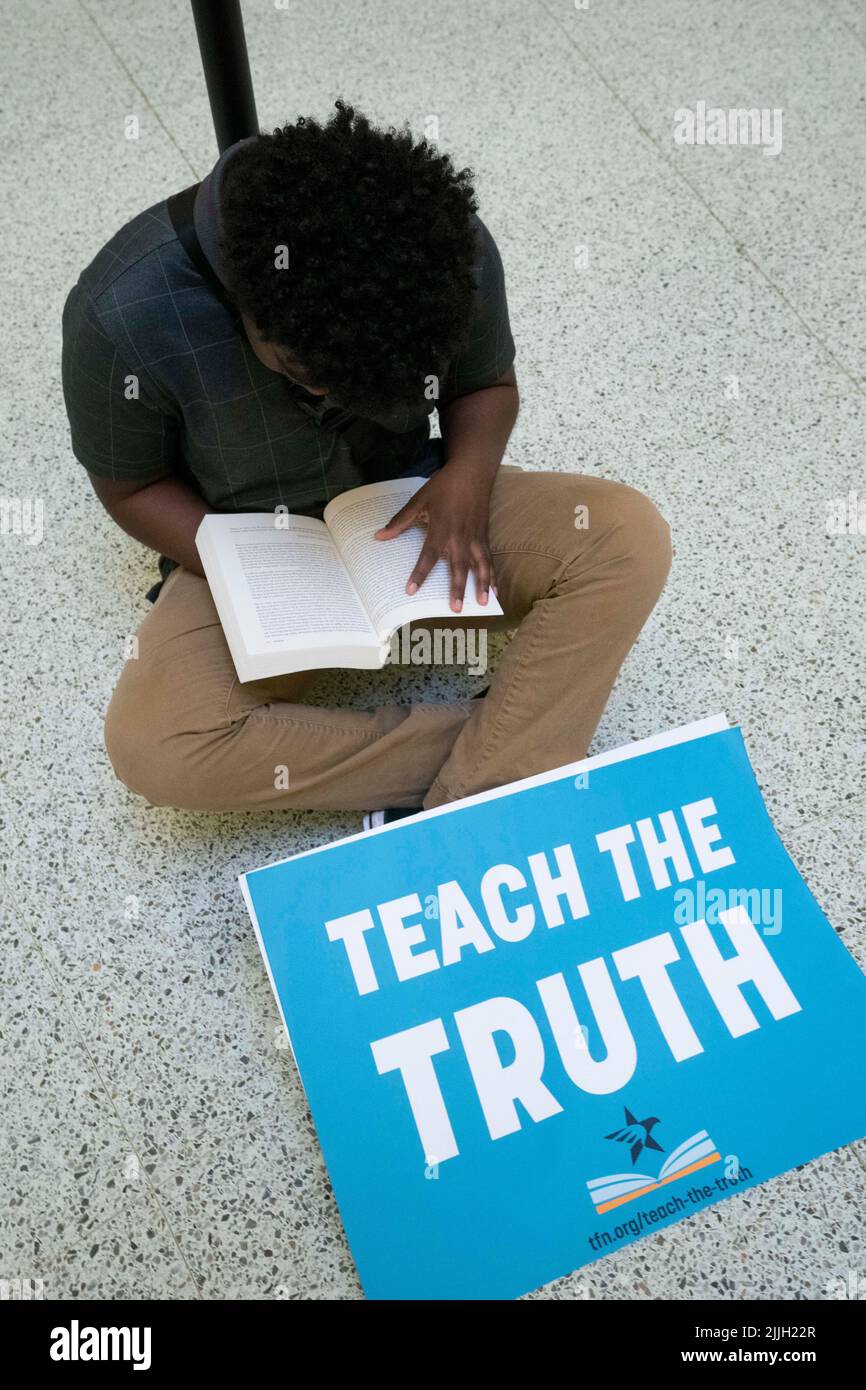 Austin Texas Etats-Unis, 26 juillet 2022: Un militant protestant contre la censure des livres dans les classes et les bibliothèques des écoles publiques rejoint d'autres manifestants assis dans la rotonde du Capitole et lisant certains des 850 livres inscrits sur la liste des titres « inconfortables » d'un législateur républicain. Crédit : Bob Daemmrich/Alay Live News Banque D'Images