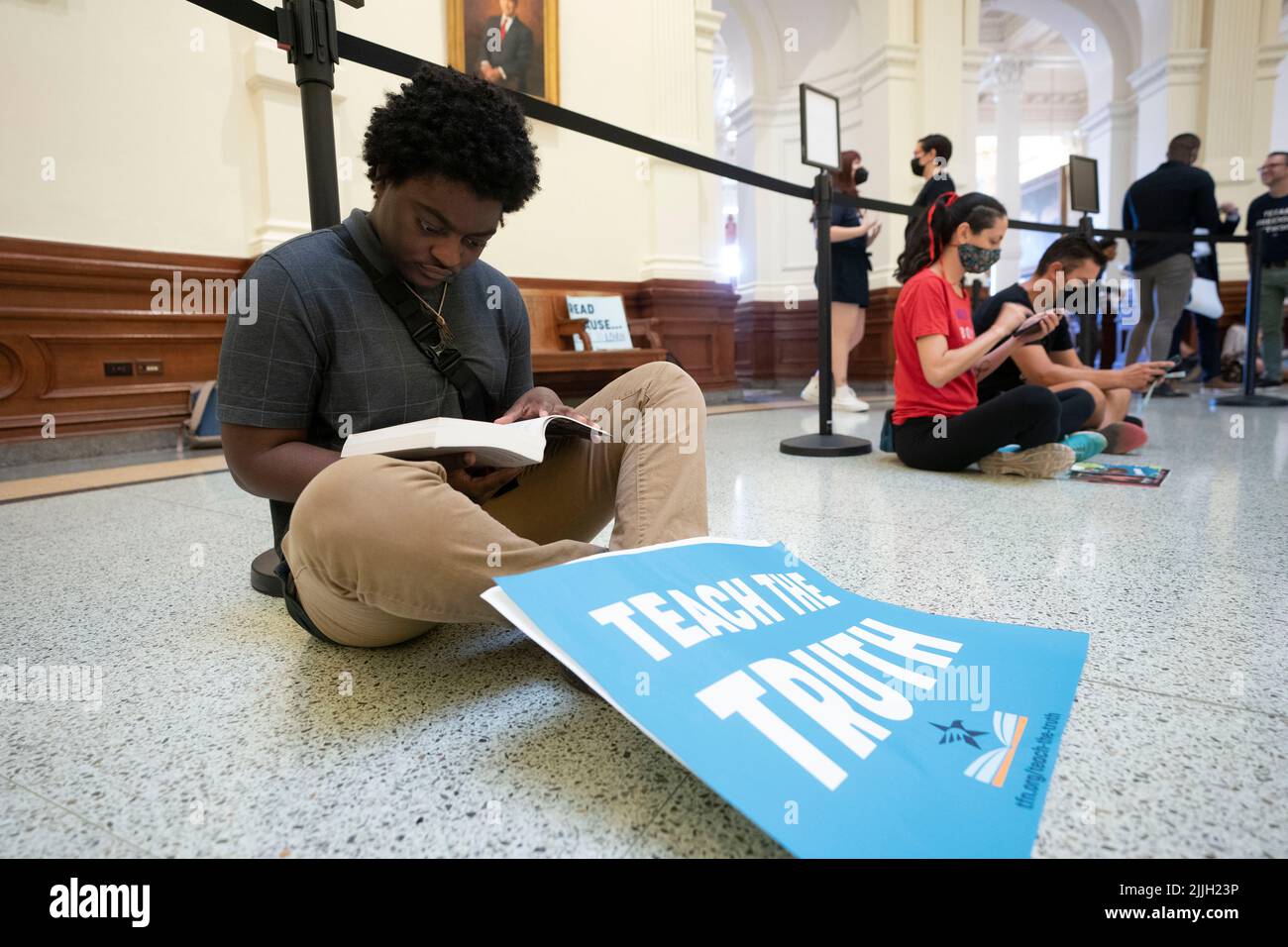 Austin Texas Etats-Unis, 26 juillet 2022: Des militants protestant contre la censure des livres dans les classes et les bibliothèques publiques d'école sont assis dans la rotonde du Capitole et ont lu quelques-uns des 850 livres énumérés sur la liste d'un législateur républicain de titres "inconfortables". Crédit : Bob Daemmrich/Alay Live News Banque D'Images