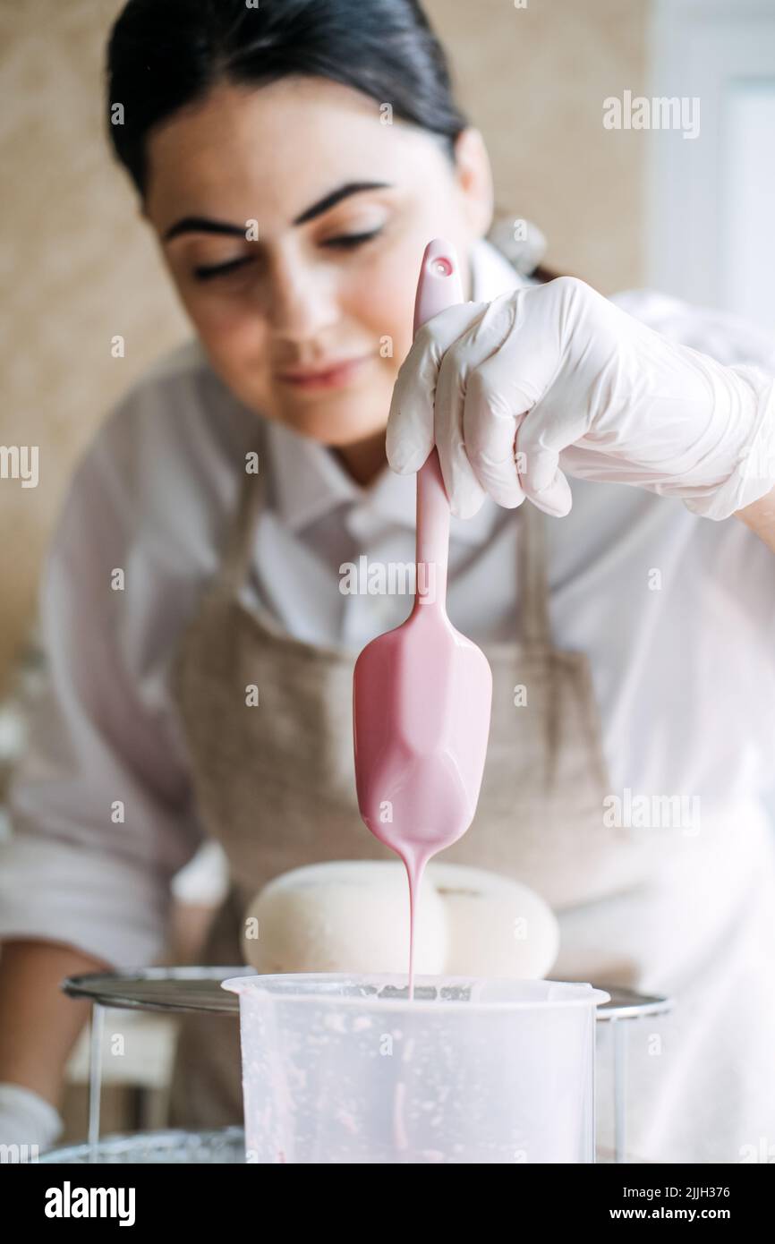 Comment préparer une recette de glaçage miroir. Gâteau mousse. Gâteau Glaze miroir. Processus de fabrication du gâteau de mousse en forme de coeur Banque D'Images
