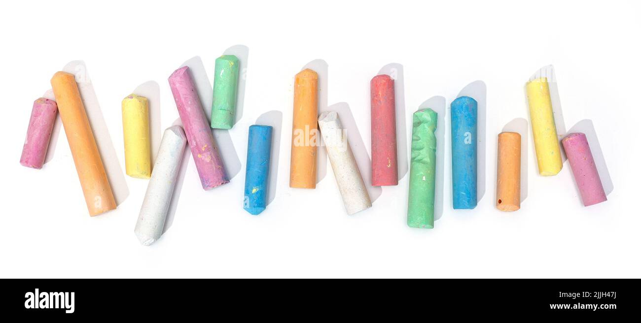 Variété de bâtons de craie colorés isolés sur fond blanc Banque D'Images