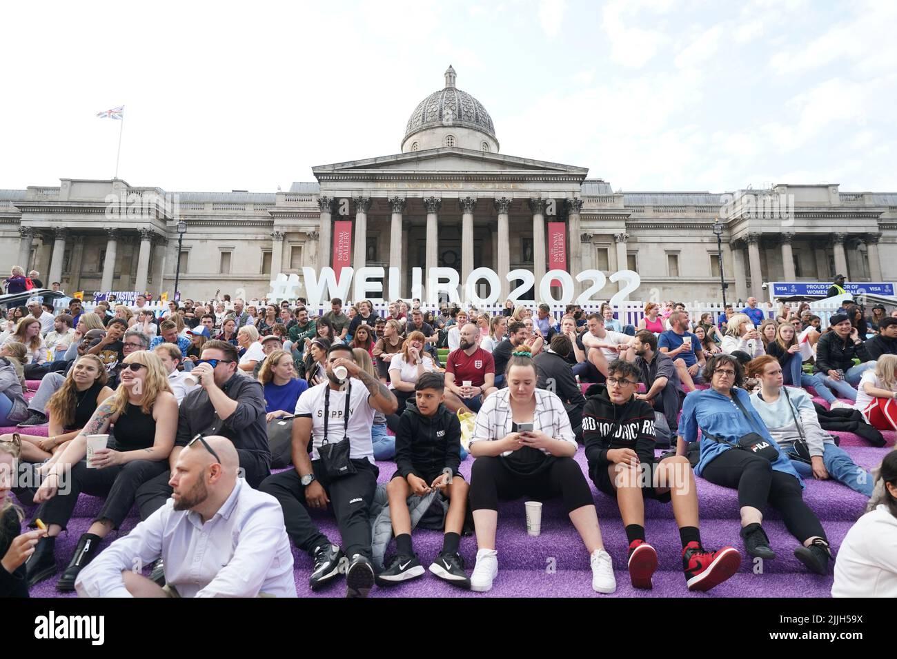 Les fans de Trafalgar Square, Londres, avant la projection du match de demi-finale de l'UEFA Women's Euro 2022 entre l'Angleterre et la Suède qui s'est tenu à Bramall Lane, Sheffield. Date de la photo: Mardi 26 juillet 2022. Banque D'Images