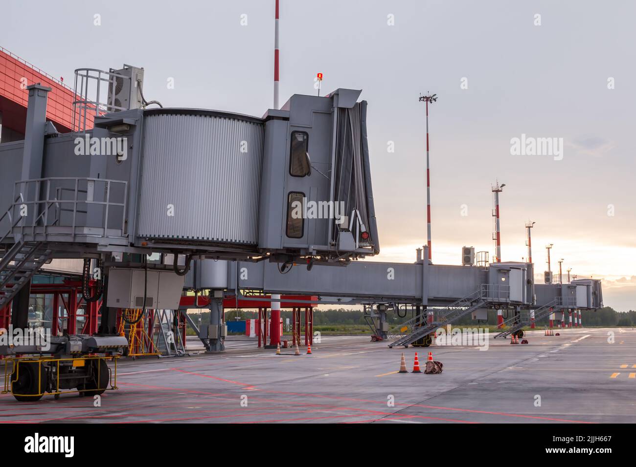 Videz les jetées passagers au tablier de l'aéroport le soir Banque D'Images