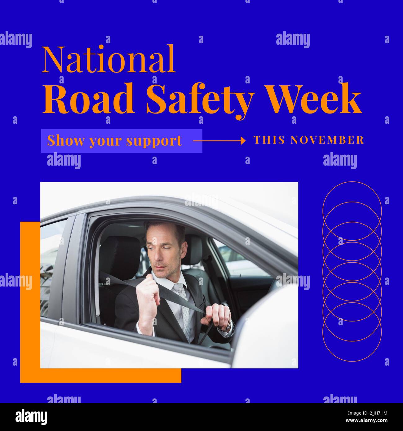 Image de la semaine nationale de la sécurité routière au sujet de l'homme d'affaires caucasien fixant les ceintures dans la voiture Banque D'Images