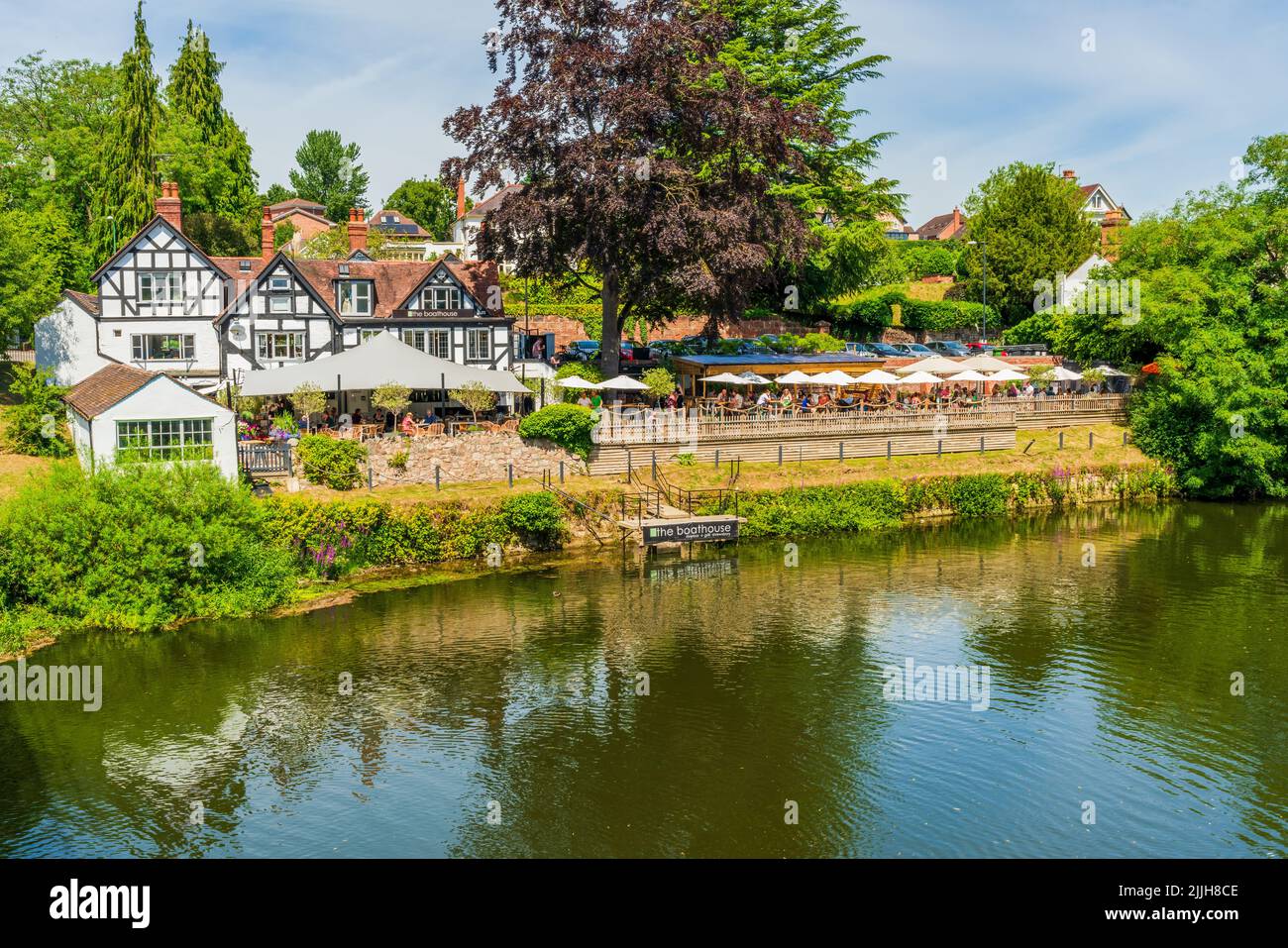 SHREWSBURY, Royaume-Uni - 11 JUILLET 2022 : le pub Boathouse de Shrewsbury est un pub Tudor avec terrasse en bois sur le bord de la rivière Severn, Banque D'Images