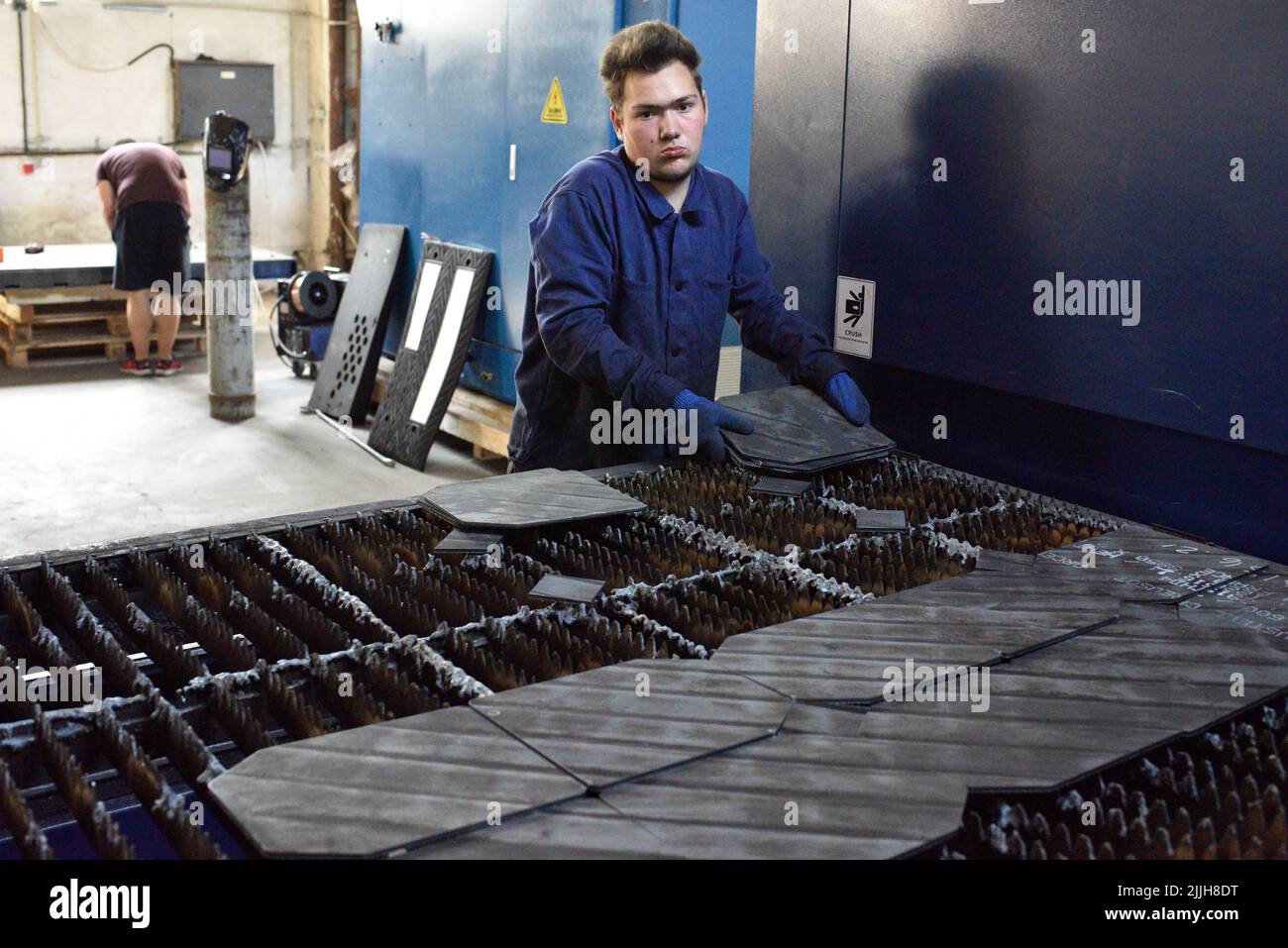 Non exclusif: LVIV, UKRAINE - 20 JUILLET 2022 - un employé ramasse des plaques balistiques pour des gilets pare-balles dans une entreprise de Lviv, dans l'ouest de l'Ukraine. Banque D'Images