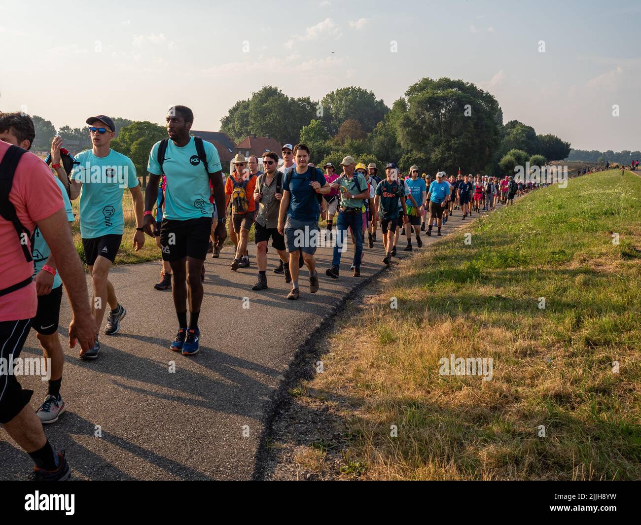Des milliers de personnes sont vues marcher un jour ensoleillé lors du plus grand événement de randonnée de plusieurs jours au monde. La marche des quatre jours (en néerlandais 'Vierdaagse') est considérée comme le premier exemple de l'esprit sportif et des liens internationaux entre militaires et civils de nombreux pays différents. Après deux ans d'annulation, il a été retenu à nouveau, mais le premier jour a été annulé en raison de températures chaudes, transformant les quatre marches en trois jours de marche. Il s'agit de l'édition 104 et le total officiel des marcheurs enregistrés était de 38 455 dans 69 pays. Ils peuvent choisir de marcher 30km, 40km ou 50km par Banque D'Images