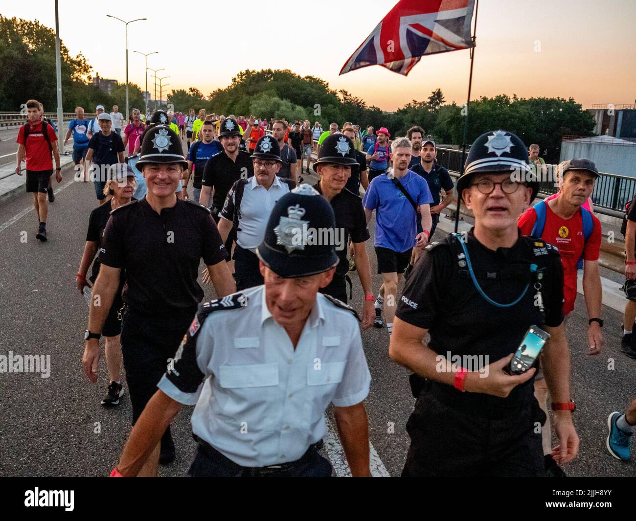 Des policiers anglais participent au plus grand événement de marche de plusieurs jours au monde. La marche des quatre jours (en néerlandais 'Vierdaagse') est considérée comme le premier exemple de l'esprit sportif et des liens internationaux entre militaires et civils de nombreux pays différents. Après deux ans d'annulation, il a été retenu à nouveau, mais le premier jour a été annulé en raison de températures chaudes, transformant les quatre marches en trois jours de marche. Il s'agit de l'édition 104 et le total officiel des marcheurs enregistrés était de 38 455 dans 69 pays. Ils peuvent choisir de marcher 30km, 40km ou 50km par jour. Banque D'Images