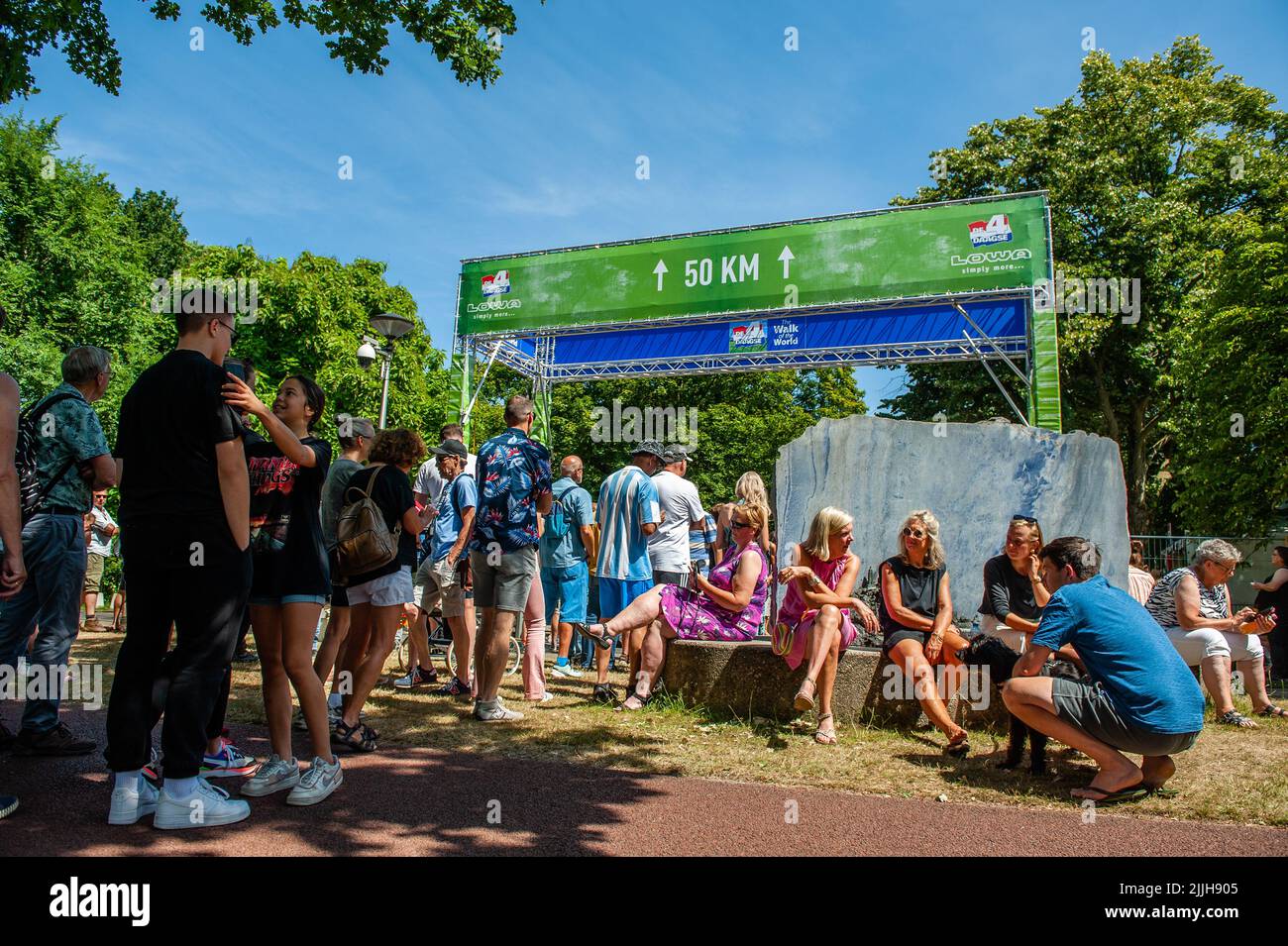 On voit des gens attendre pour s'inscrire à la distance de 50km avant le plus grand événement de randonnée de plusieurs jours au monde. La marche des quatre jours (en néerlandais 'Vierdaagse') est considérée comme le premier exemple de l'esprit sportif et des liens internationaux entre militaires et civils de nombreux pays différents. Après deux ans d'annulation, il a été retenu à nouveau, mais le premier jour a été annulé en raison de températures chaudes, transformant les quatre marches en trois jours de marche. Il s'agit de l'édition 104 et le total officiel des marcheurs enregistrés était de 38 455 dans 69 pays. Ils peuvent choisir de marcher 30km, 40km ou 5 Banque D'Images