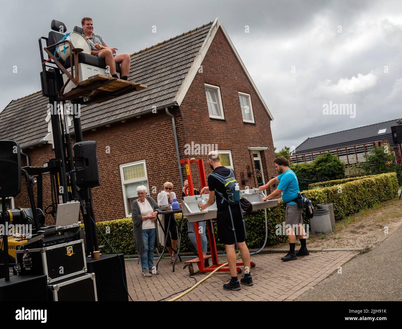 Un homme est vu jouer le tambour depuis le sommet d'une grue lors du plus grand événement de marche de plusieurs jours au monde. La marche des quatre jours (en néerlandais 'Vierdaagse') est considérée comme le premier exemple de l'esprit sportif et des liens internationaux entre militaires et civils de nombreux pays différents. Après deux ans d'annulation, il a été retenu à nouveau, mais le premier jour a été annulé en raison de températures chaudes, transformant les quatre marches en trois jours de marche. Il s'agit de l'édition 104 et le total officiel des marcheurs enregistrés était de 38 455 dans 69 pays. Ils peuvent choisir de marcher 30km, 40km ou 50km p. Banque D'Images