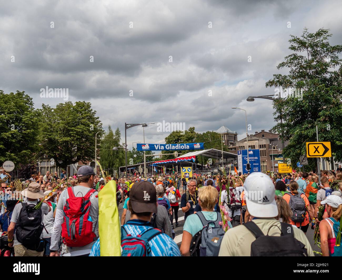 Des milliers de participants sont vus atteindre la célèbre via Gladiola lors du plus grand événement de randonnée de plusieurs jours au monde. La marche des quatre jours (en néerlandais 'Vierdaagse') est considérée comme le premier exemple de l'esprit sportif et des liens internationaux entre militaires et civils de nombreux pays différents. Après deux ans d'annulation, il a été retenu à nouveau, mais le premier jour a été annulé en raison de températures chaudes, transformant les quatre marches en trois jours de marche. Il s'agit de l'édition 104 et le total officiel des marcheurs enregistrés était de 38 455 dans 69 pays. Ils peuvent choisir de marcher 30km, 40 Banque D'Images