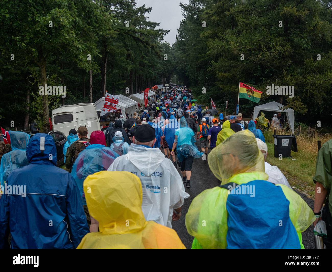 Des milliers de marcheurs sont vus prendre les sept collines sous la pluie lors du plus grand événement de randonnée de plusieurs jours au monde. La marche des quatre jours (en néerlandais 'Vierdaagse') est considérée comme le premier exemple de l'esprit sportif et des liens internationaux entre militaires et civils de nombreux pays différents. Après deux ans d'annulation, il a été retenu à nouveau, mais le premier jour a été annulé en raison de températures chaudes, transformant les quatre marches en trois jours de marche. Il s'agit de l'édition 104 et le total officiel des marcheurs enregistrés était de 38 455 dans 69 pays. Ils peuvent choisir de marcher 30km, 40 Banque D'Images