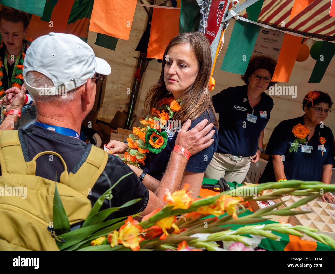 Un participant reçoit sa médaille après avoir marché 50km heures sur 24 dans le plus grand événement de marche de plusieurs jours au monde. La marche des quatre jours (en néerlandais 'Vierdaagse') est considérée comme le premier exemple de l'esprit sportif et des liens internationaux entre militaires et civils de nombreux pays différents. Après deux ans d'annulation, il a été retenu à nouveau, mais le premier jour a été annulé en raison de températures chaudes, transformant les quatre marches en trois jours de marche. Il s'agit de l'édition 104 et le total officiel des marcheurs enregistrés était de 38 455 dans 69 pays. Ils peuvent choisir de marcher 30km, 40km ou 50km par jour. Banque D'Images
